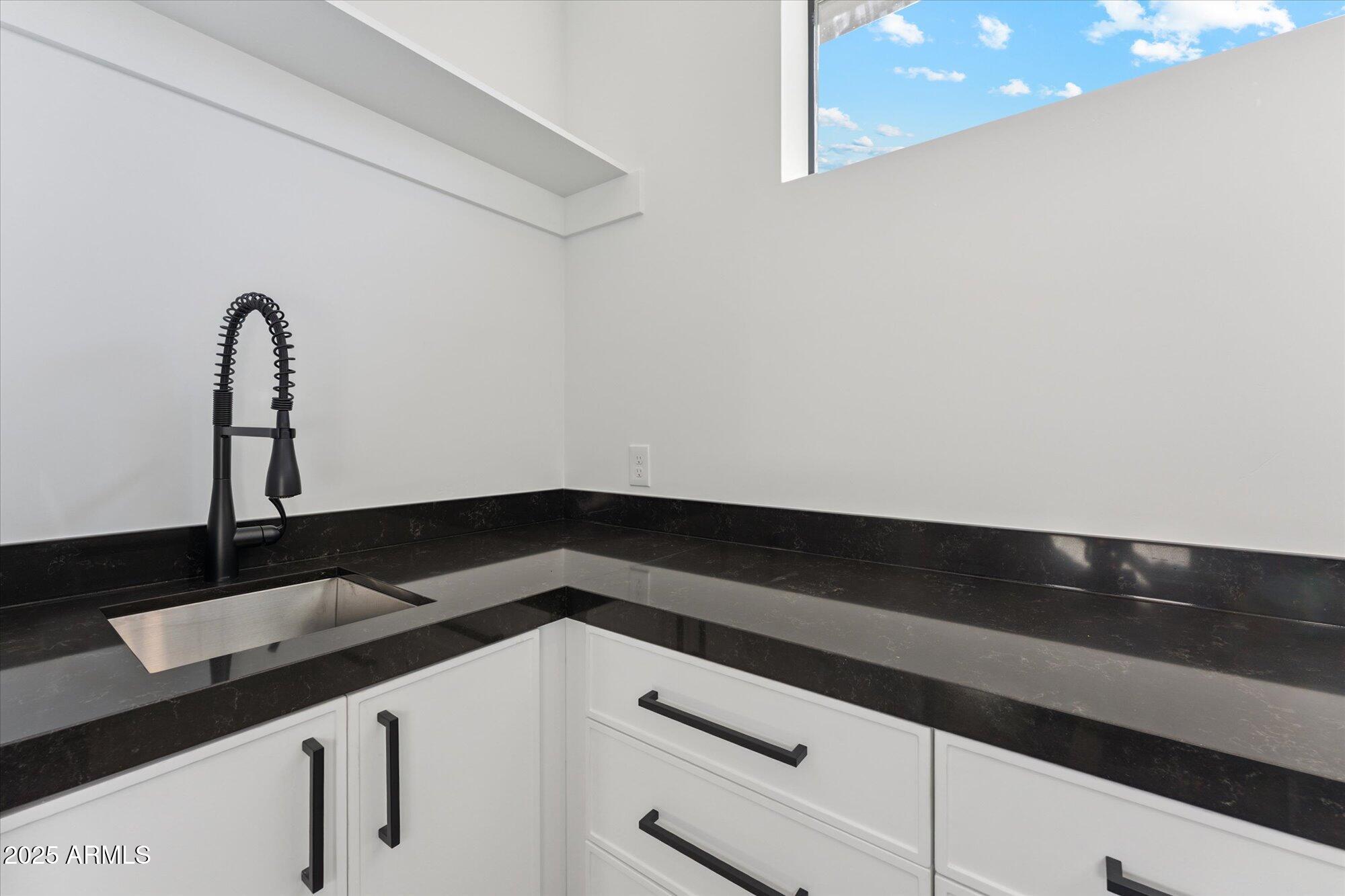 4546 E GLENROSA Avenue