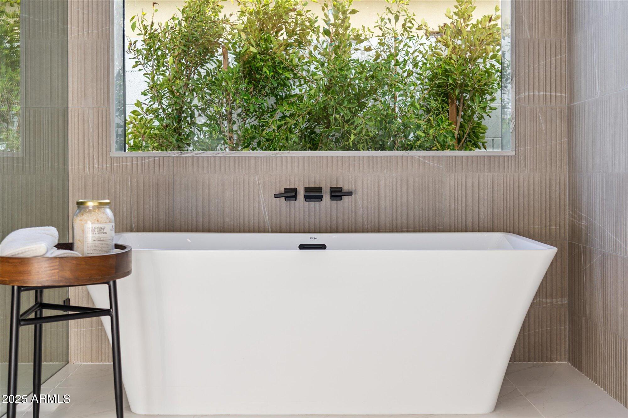 4546 E GLENROSA Avenue