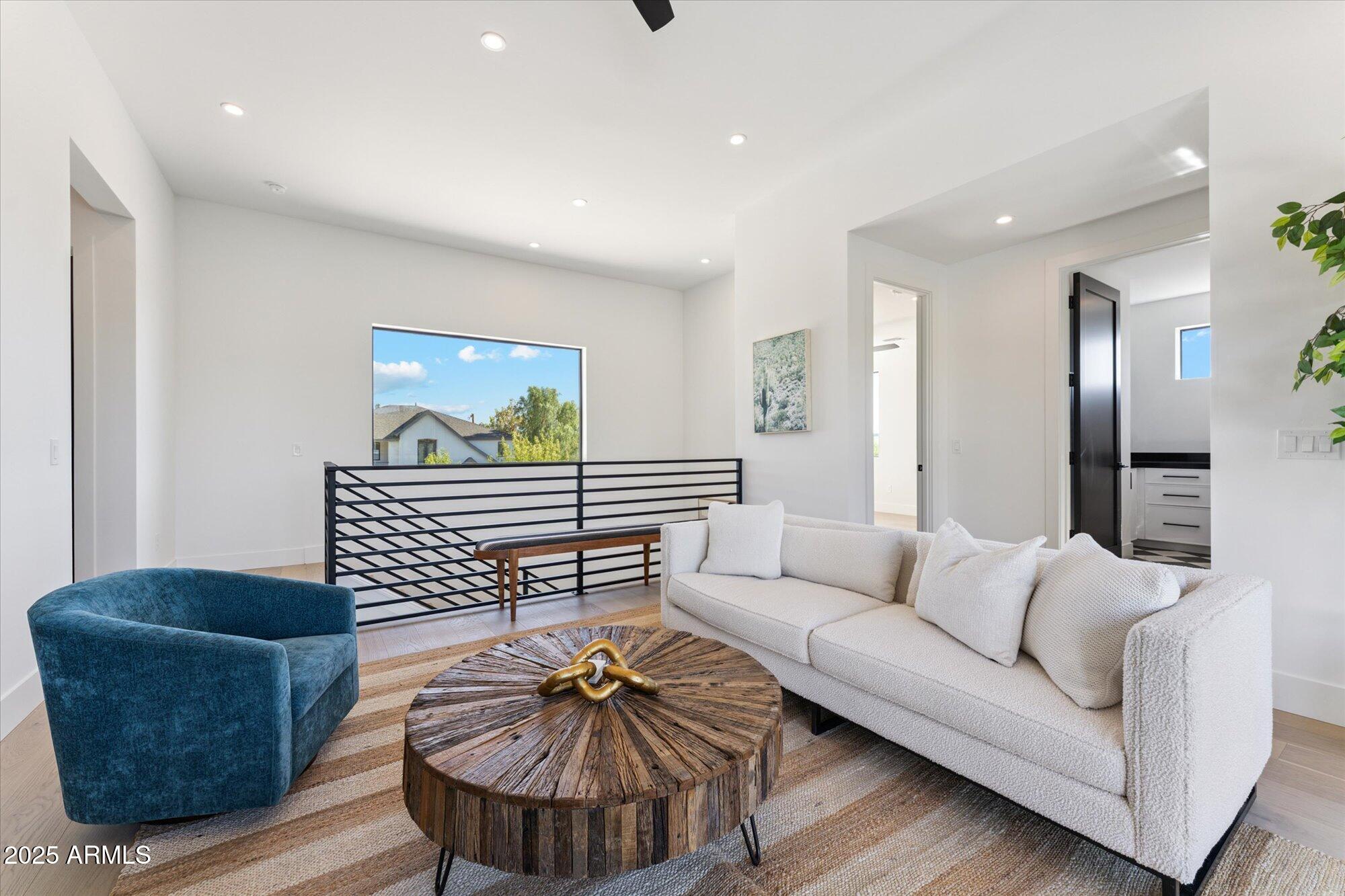 4546 E GLENROSA Avenue