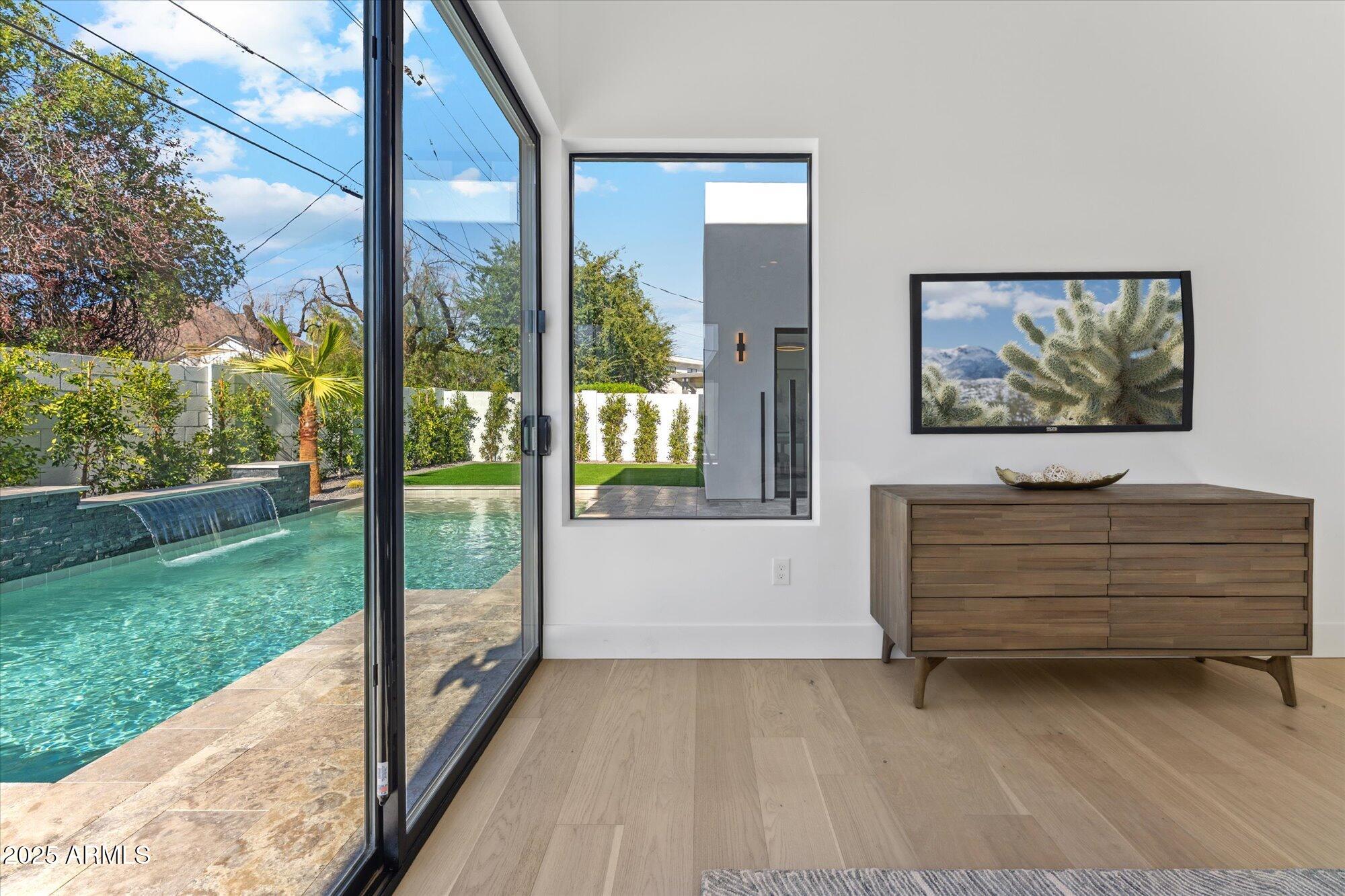 4546 E GLENROSA Avenue