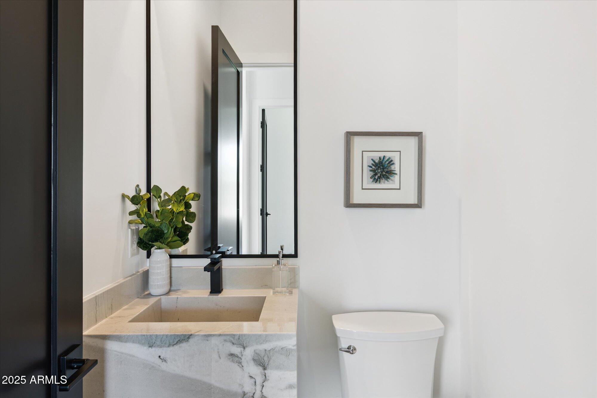 4546 E GLENROSA Avenue