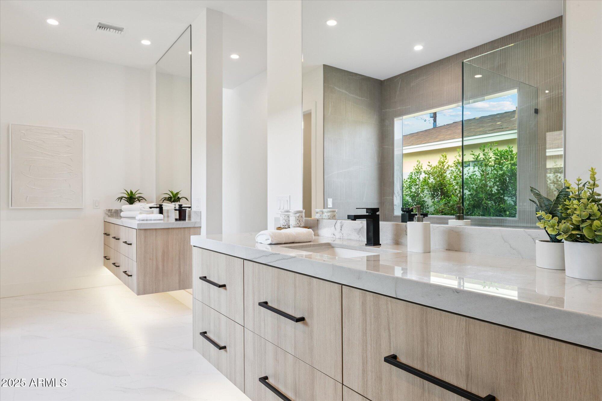 4546 E GLENROSA Avenue