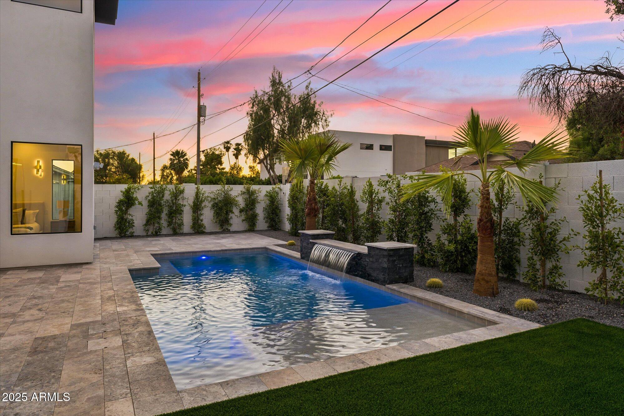 4546 E GLENROSA Avenue