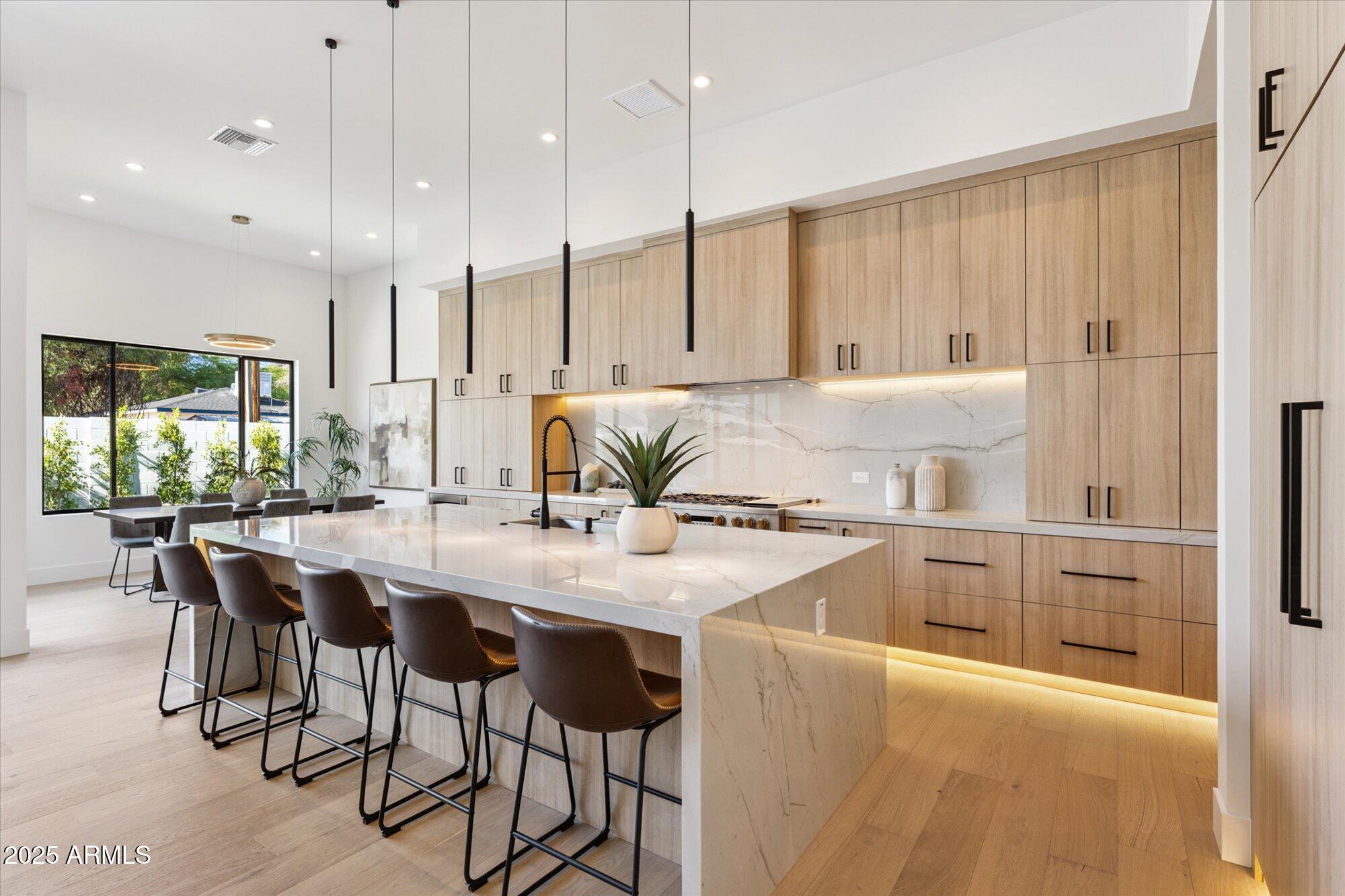 4546 E GLENROSA Avenue