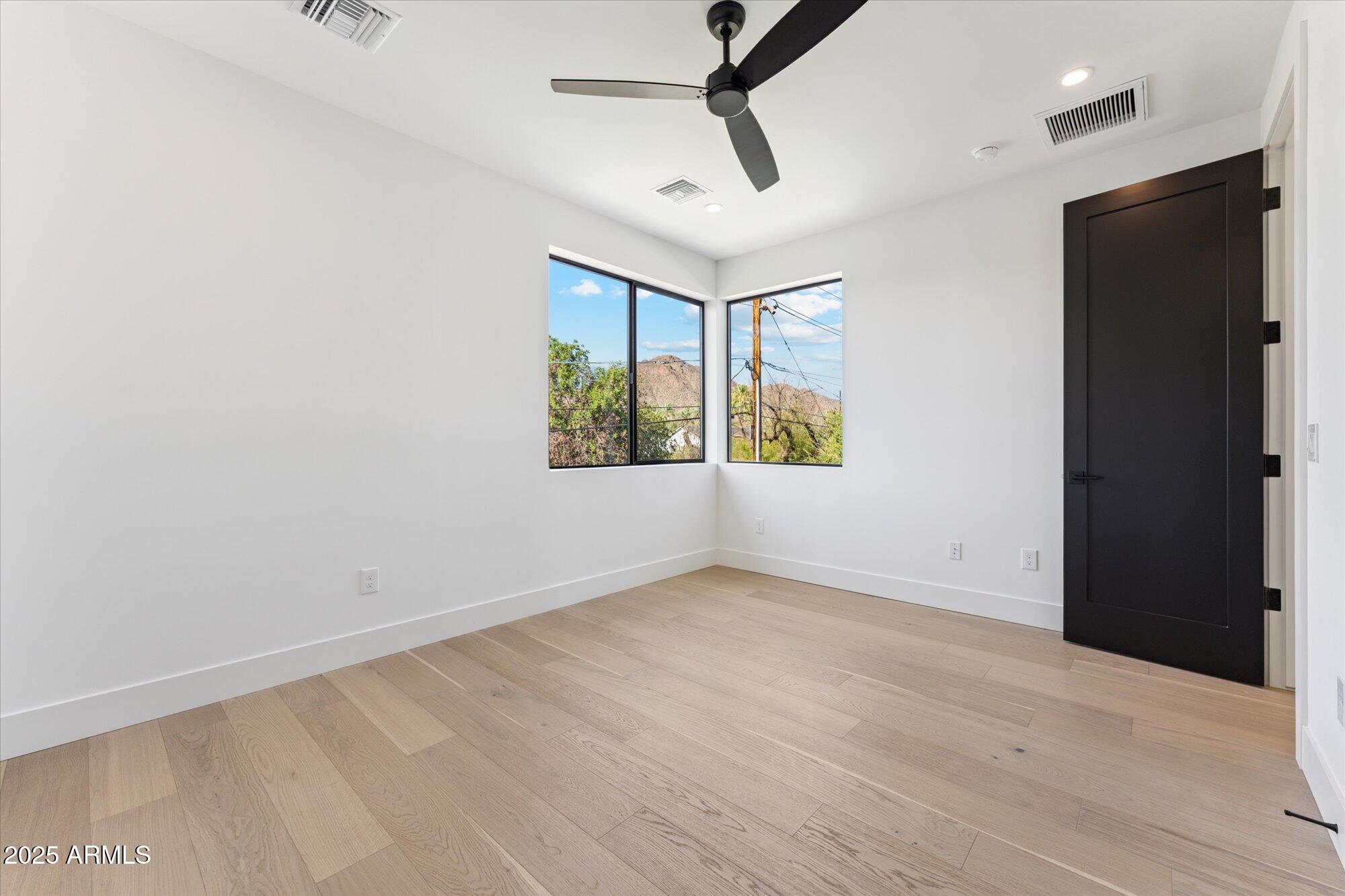 4546 E GLENROSA Avenue