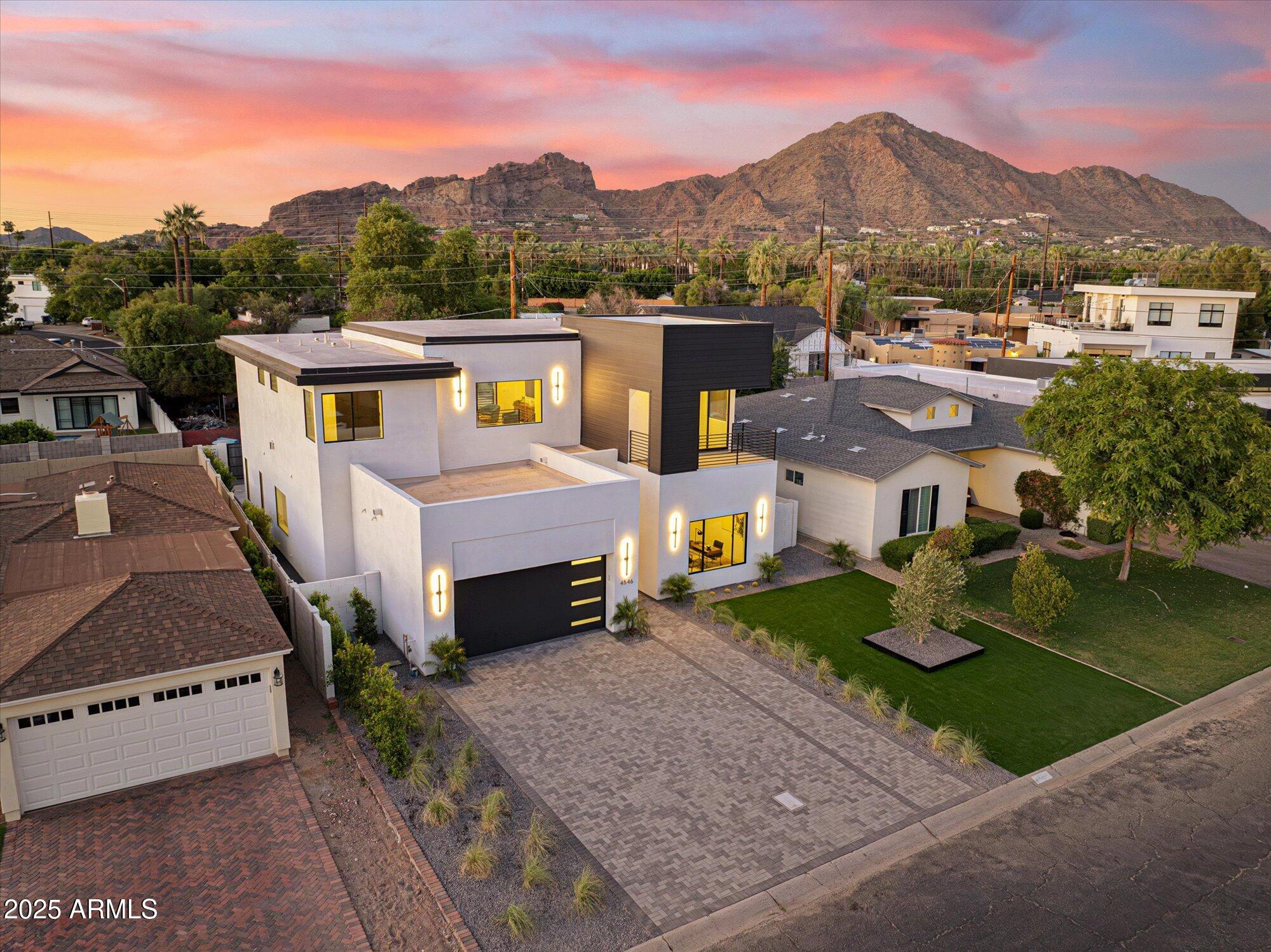 4546 E GLENROSA Avenue