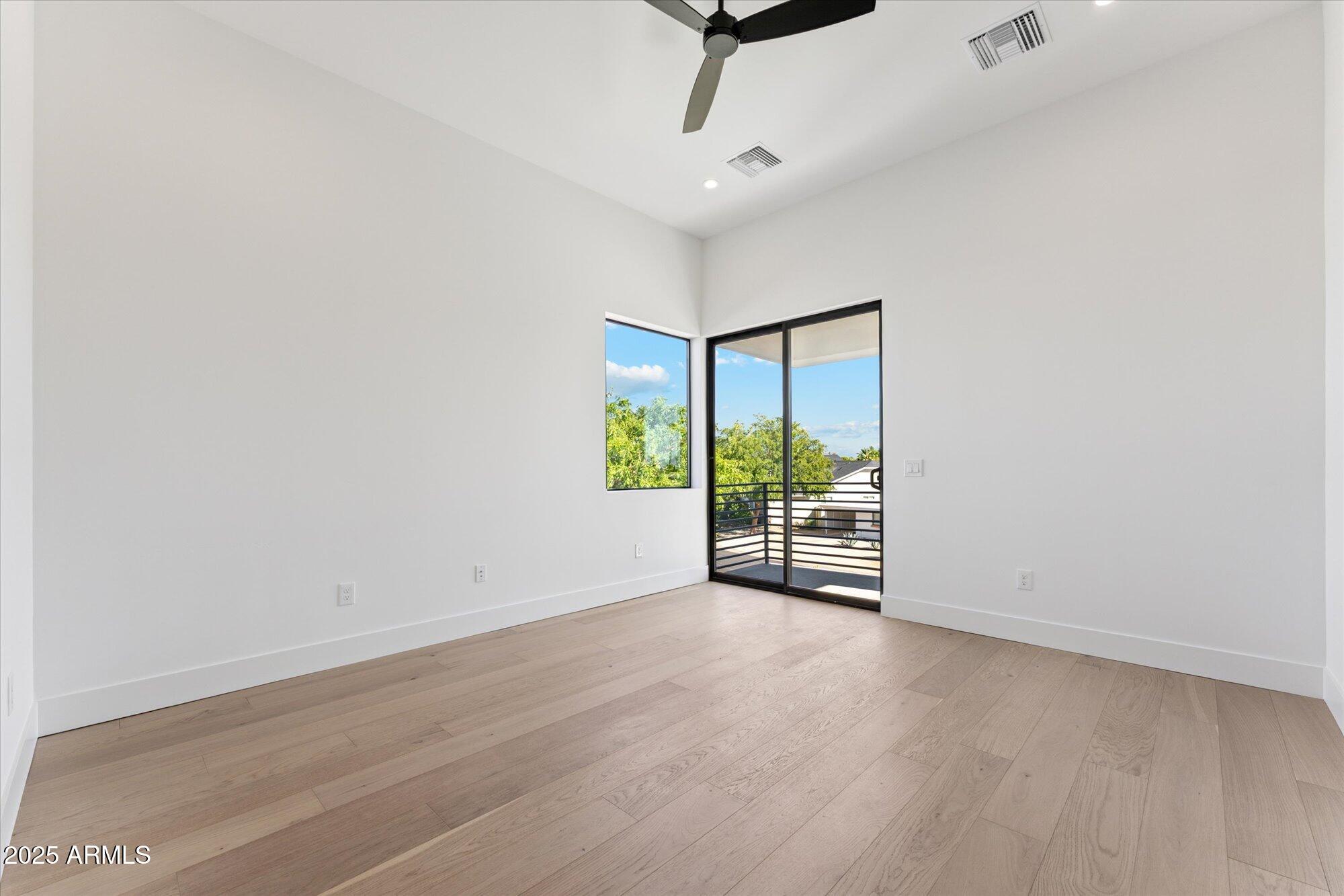 4546 E GLENROSA Avenue