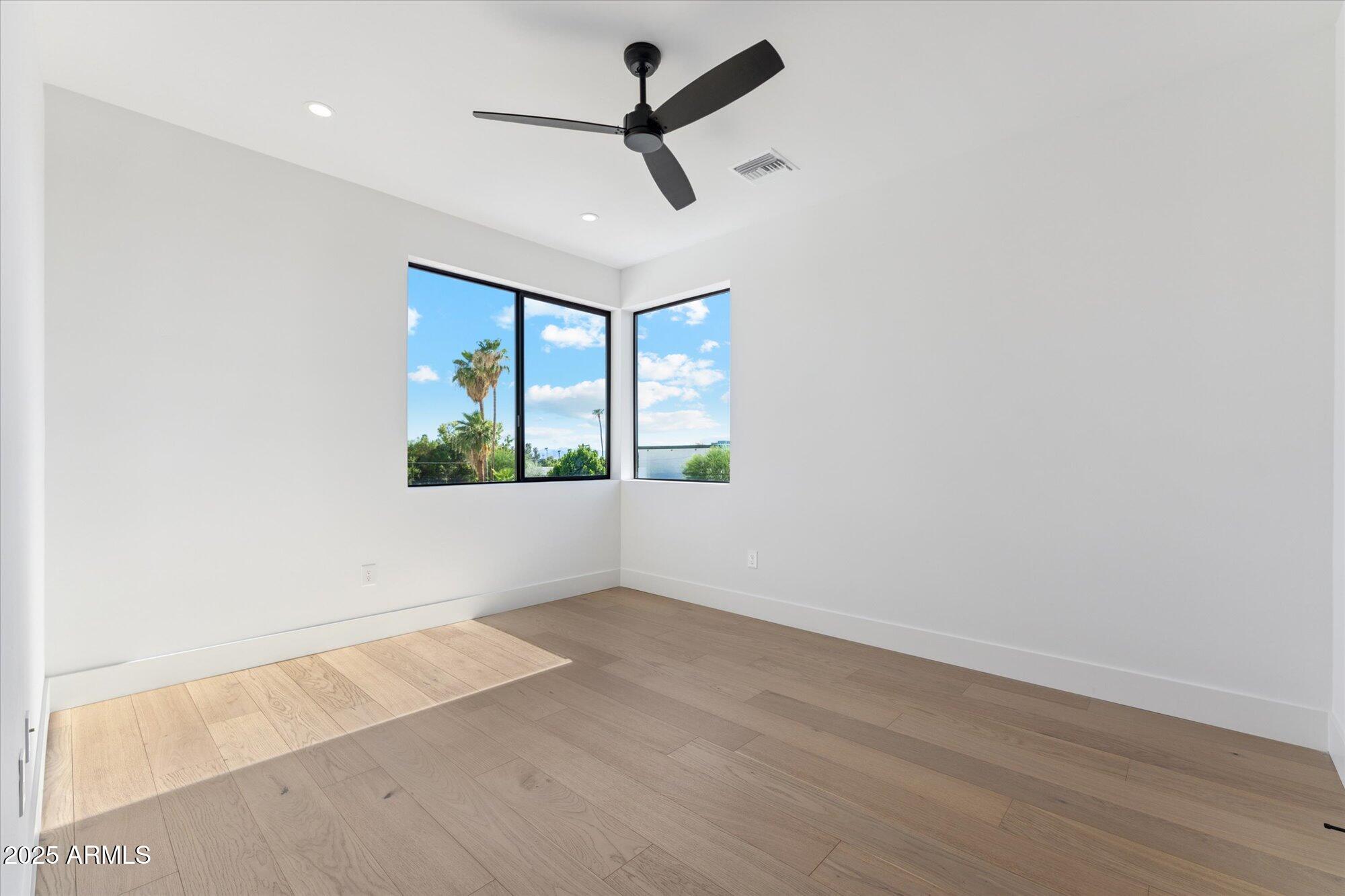 4546 E GLENROSA Avenue