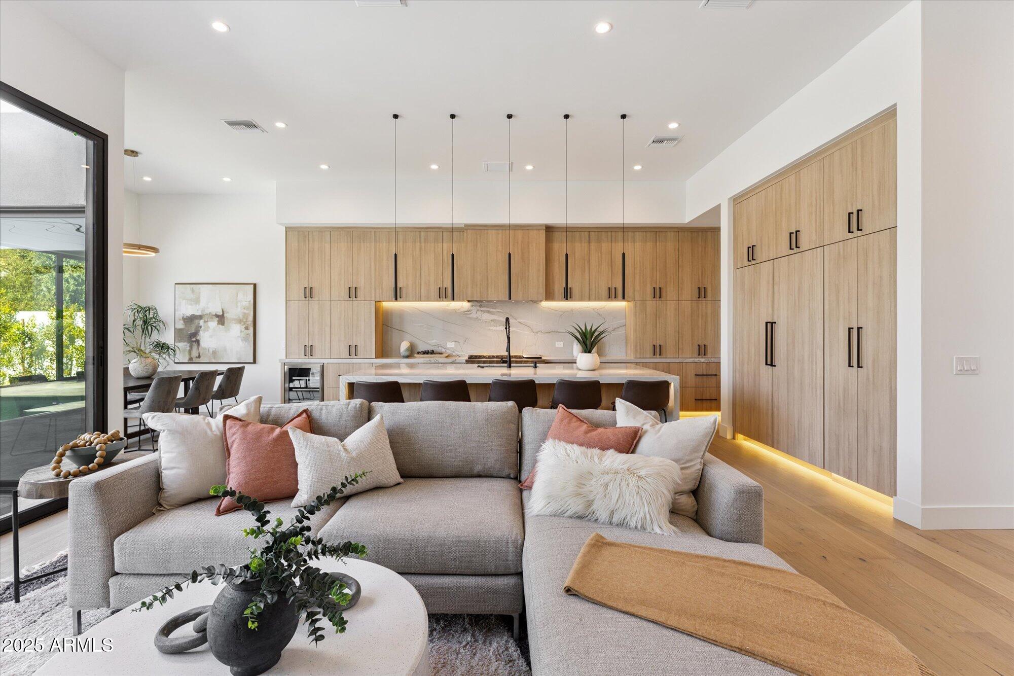 4546 E GLENROSA Avenue