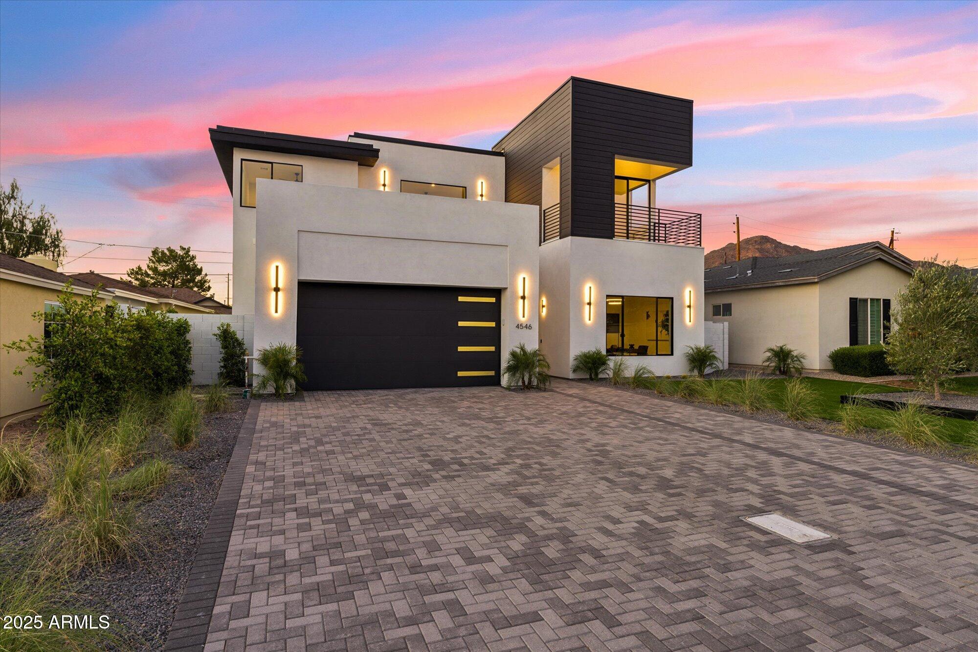 4546 E GLENROSA Avenue