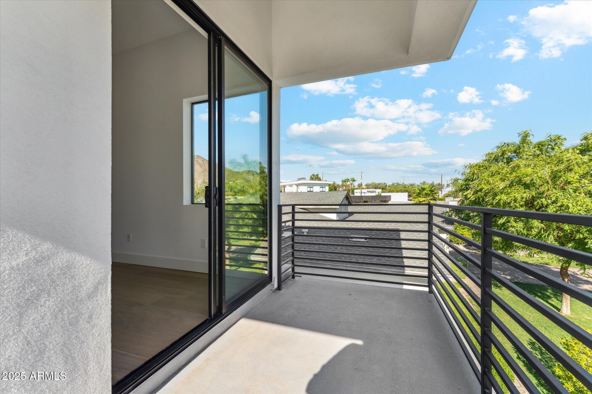 4546 E GLENROSA Avenue