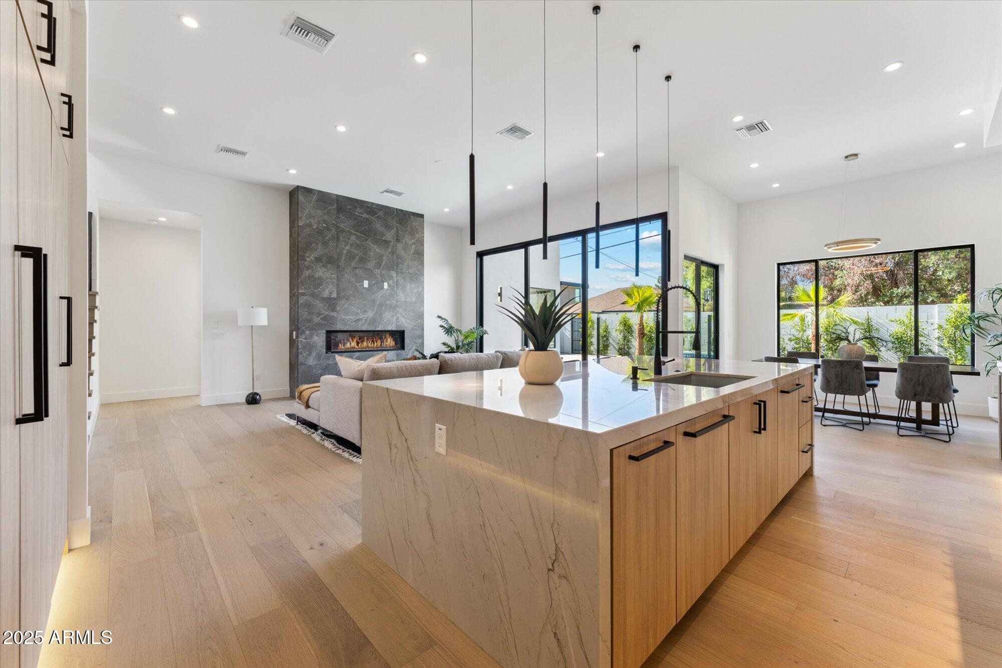 4546 E GLENROSA Avenue