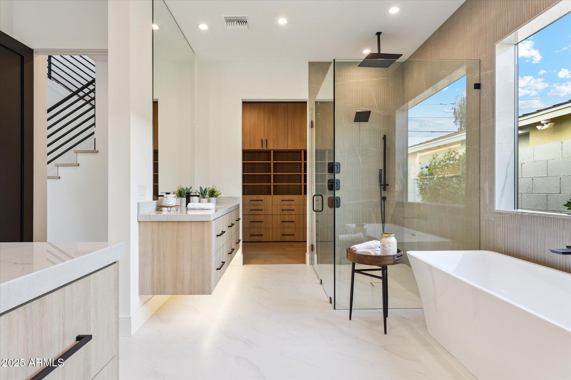 4546 E GLENROSA Avenue