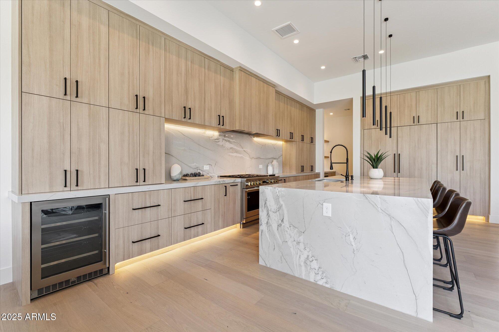 4546 E GLENROSA Avenue