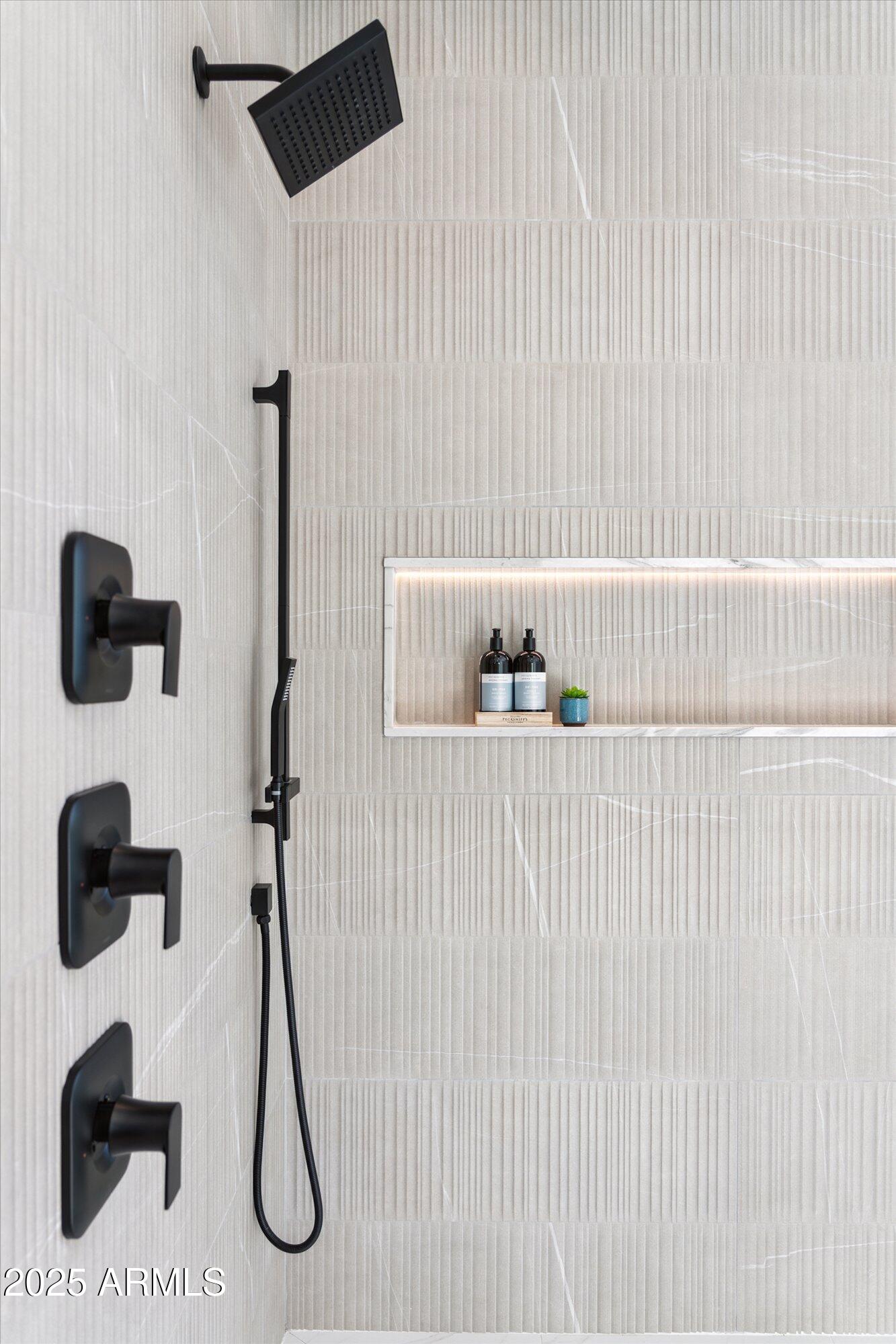 4546 E GLENROSA Avenue