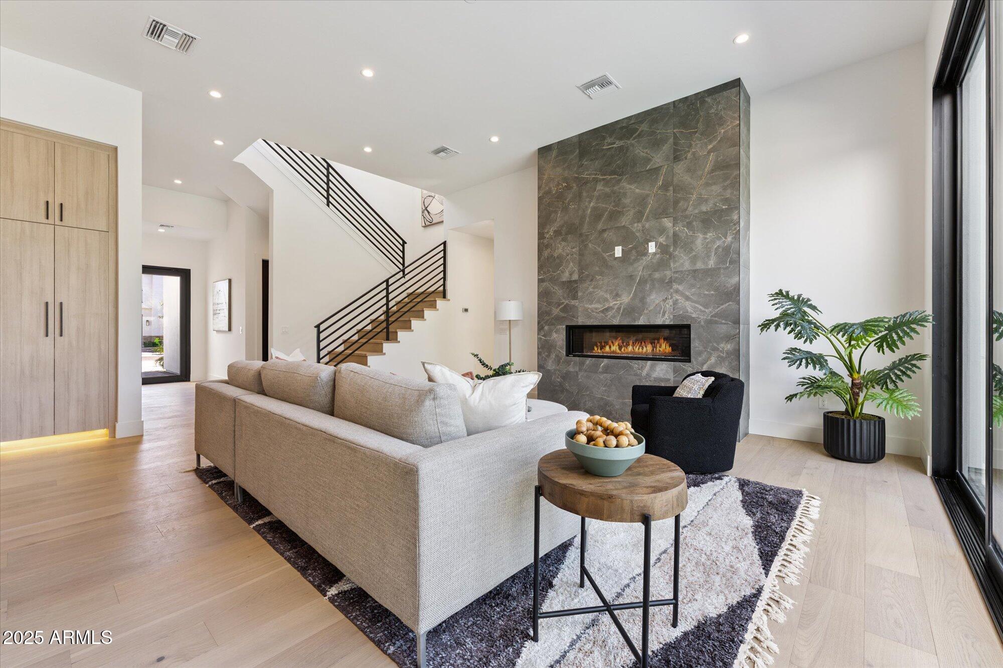 4546 E GLENROSA Avenue