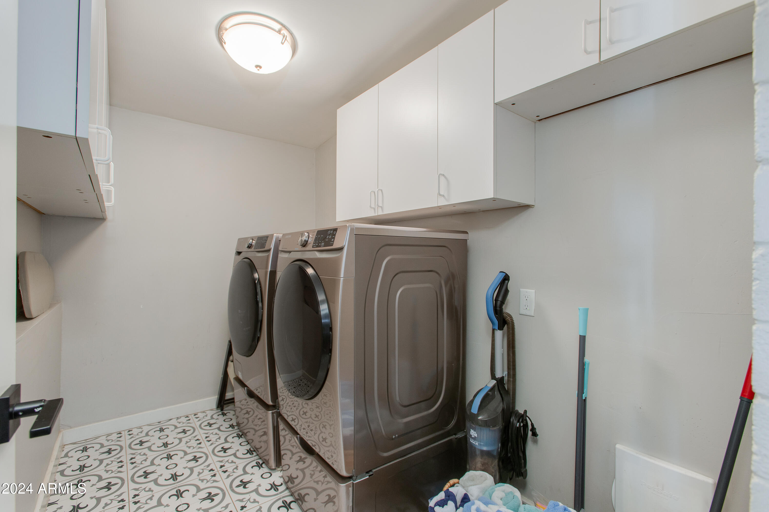 4035 E INDIANOLA Avenue