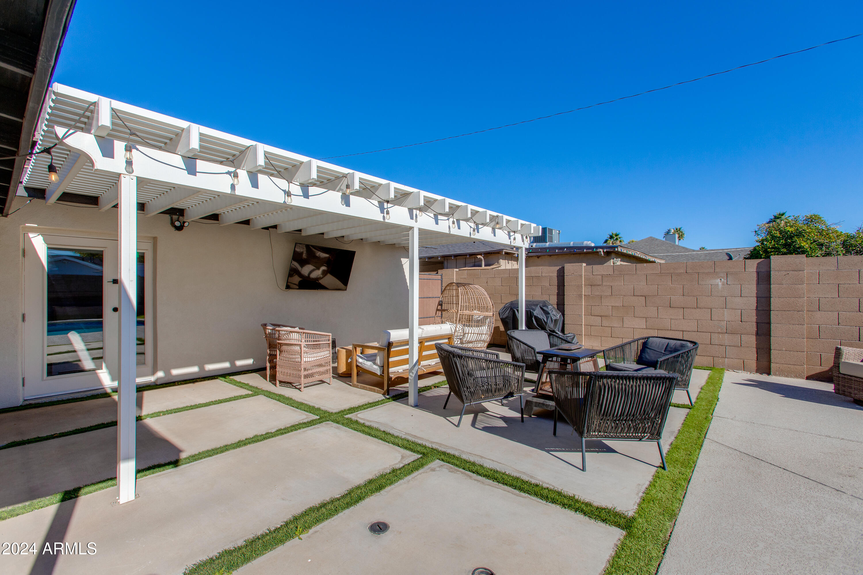 4035 E INDIANOLA Avenue