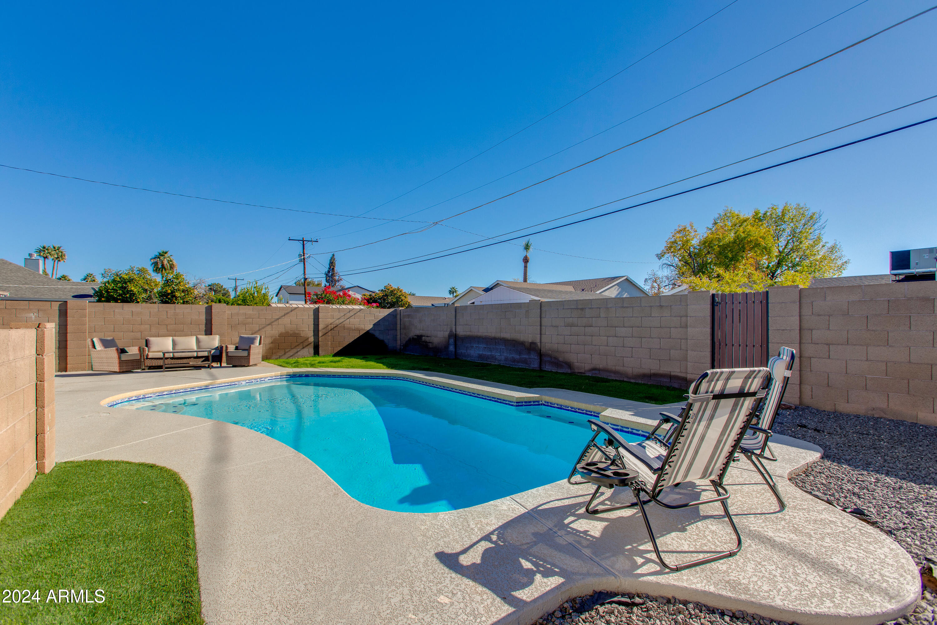 4035 E INDIANOLA Avenue