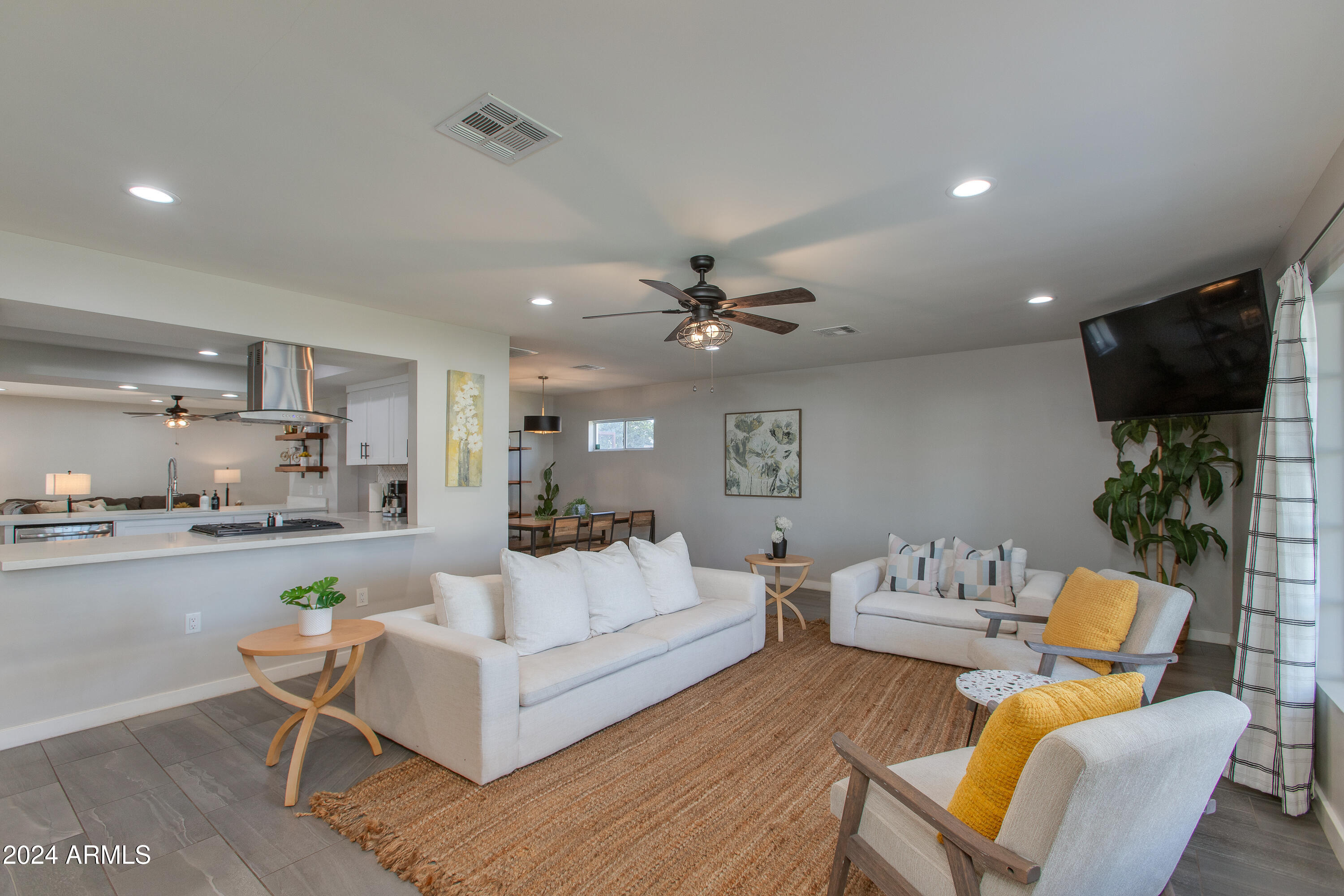 4035 E INDIANOLA Avenue