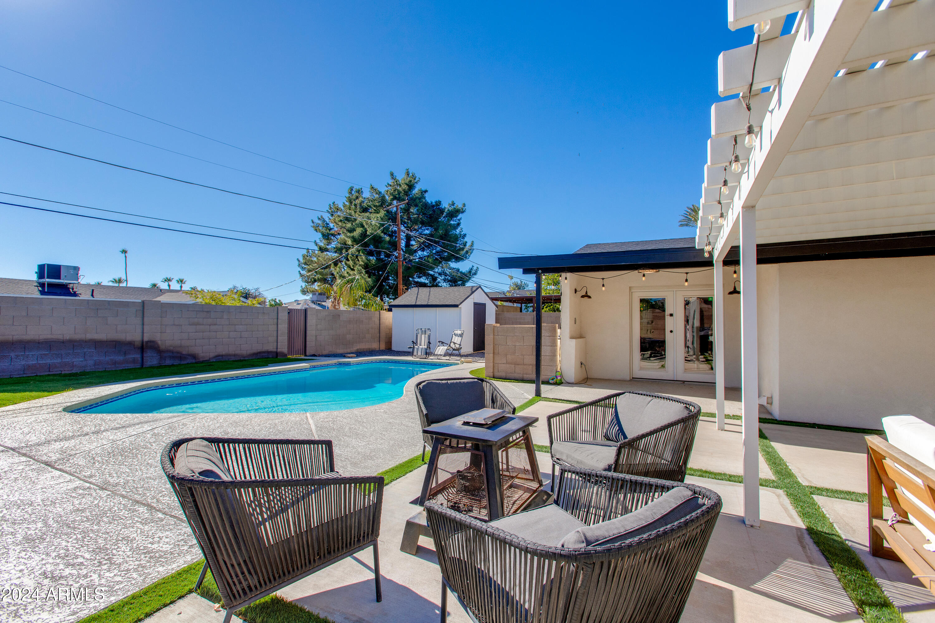 4035 E INDIANOLA Avenue