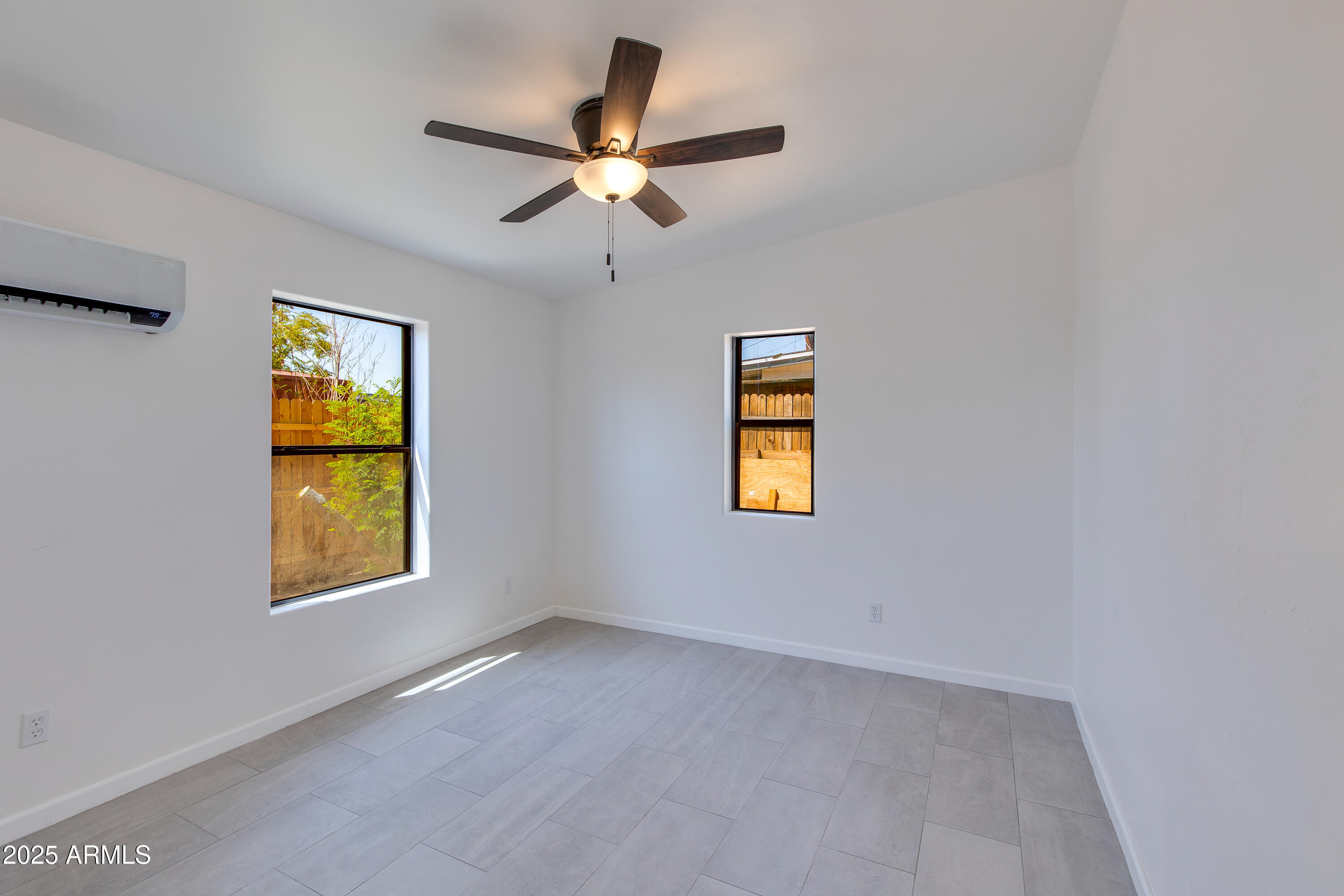 731 E SUNNYSLOPE Lane