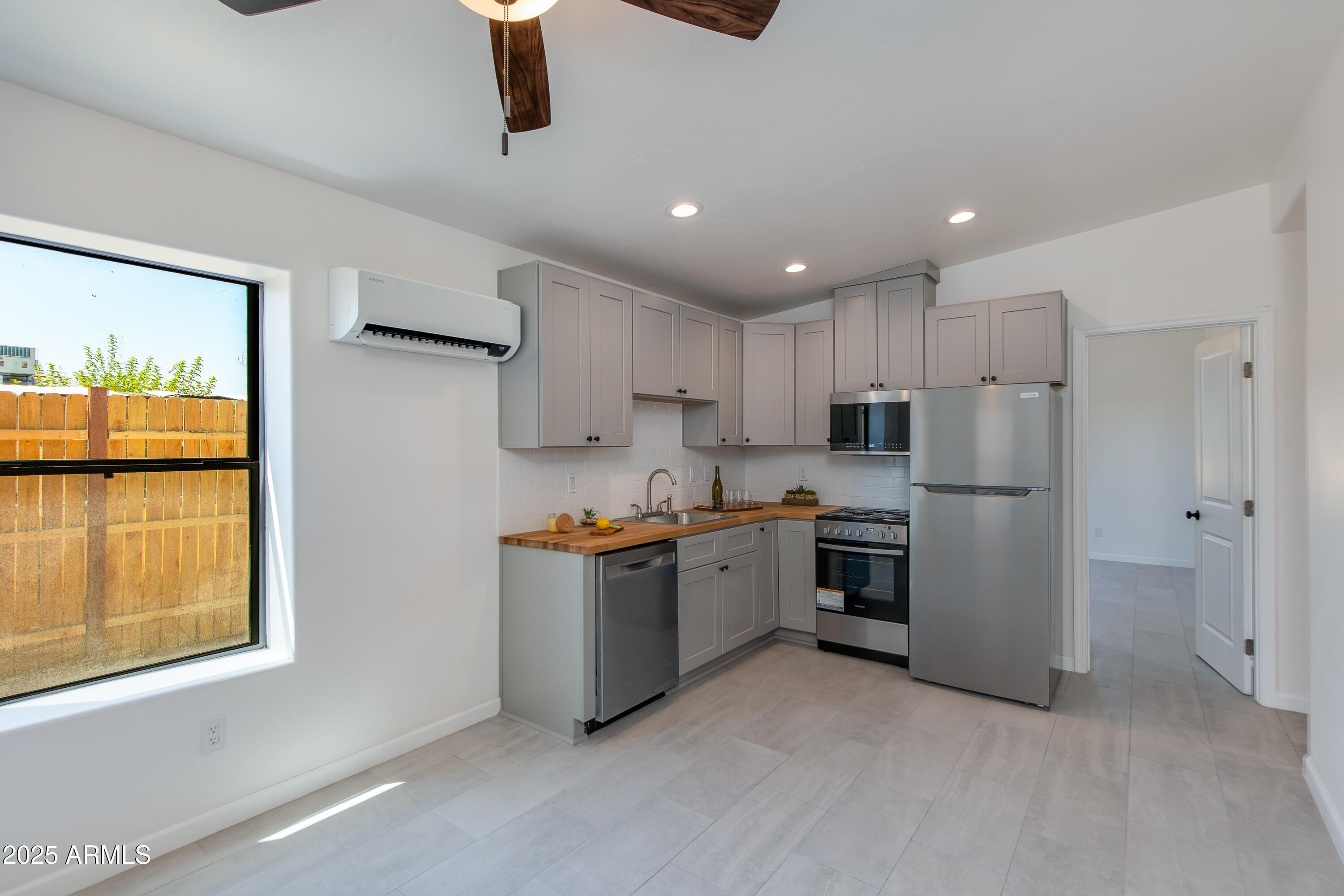 731 E SUNNYSLOPE Lane