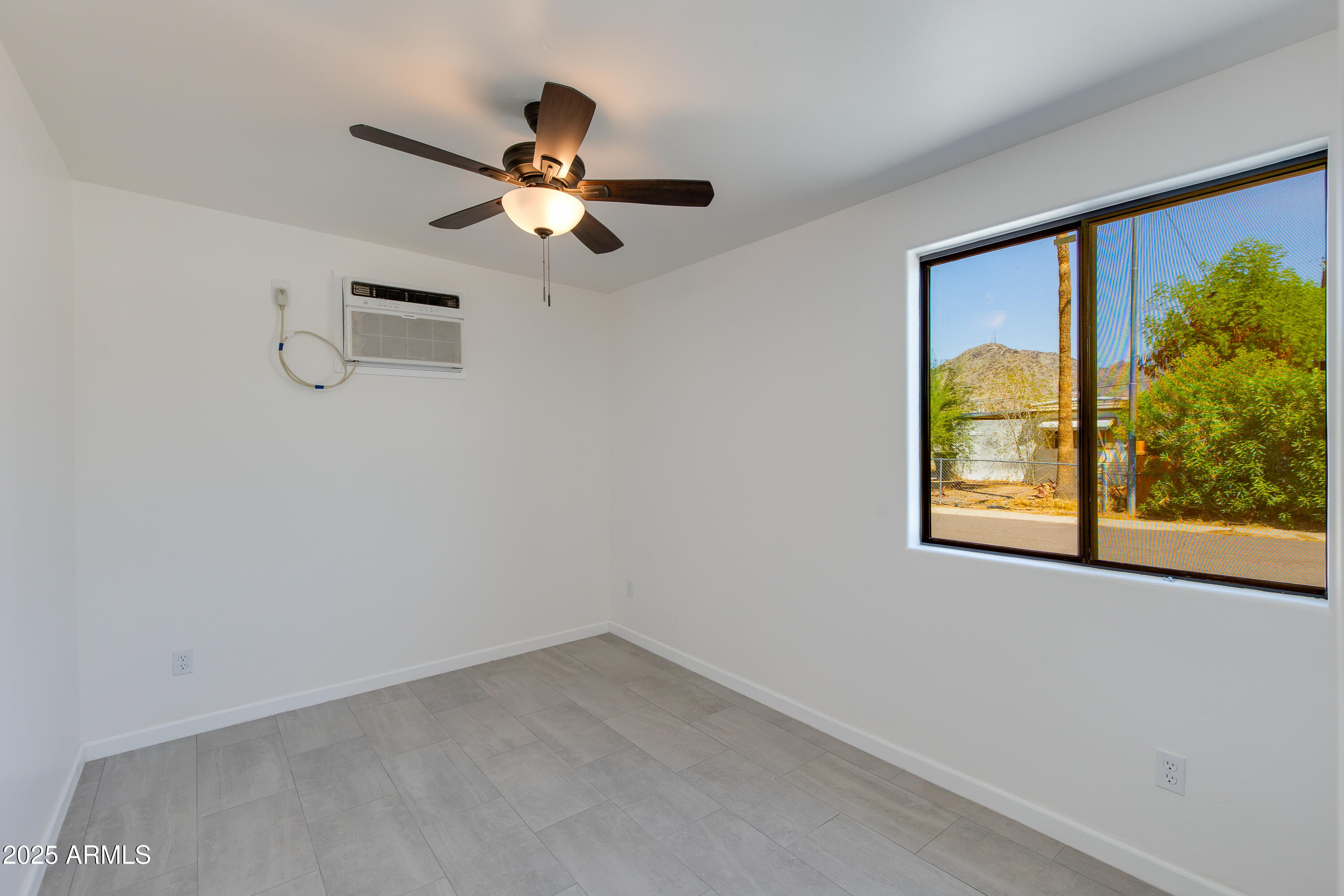 731 E SUNNYSLOPE Lane