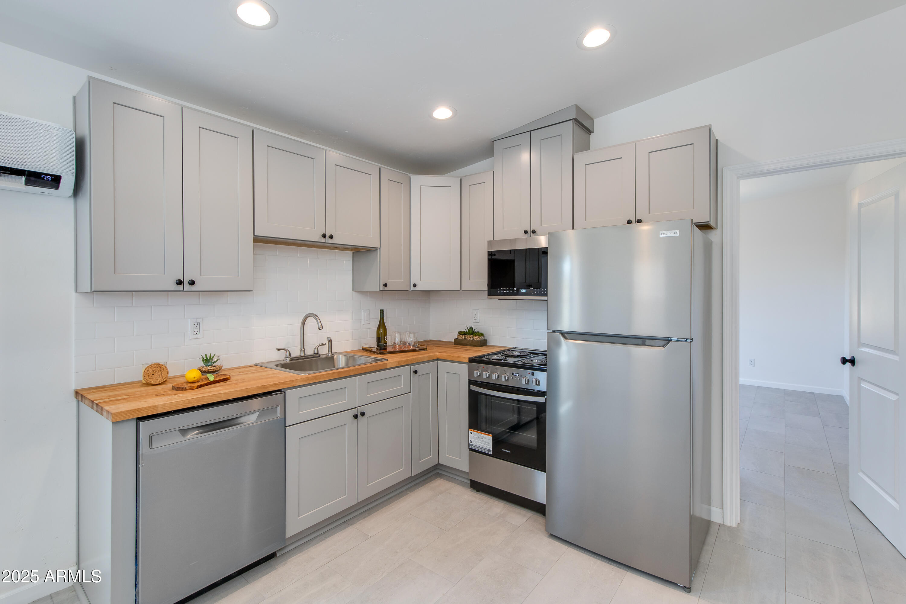 731 E SUNNYSLOPE Lane