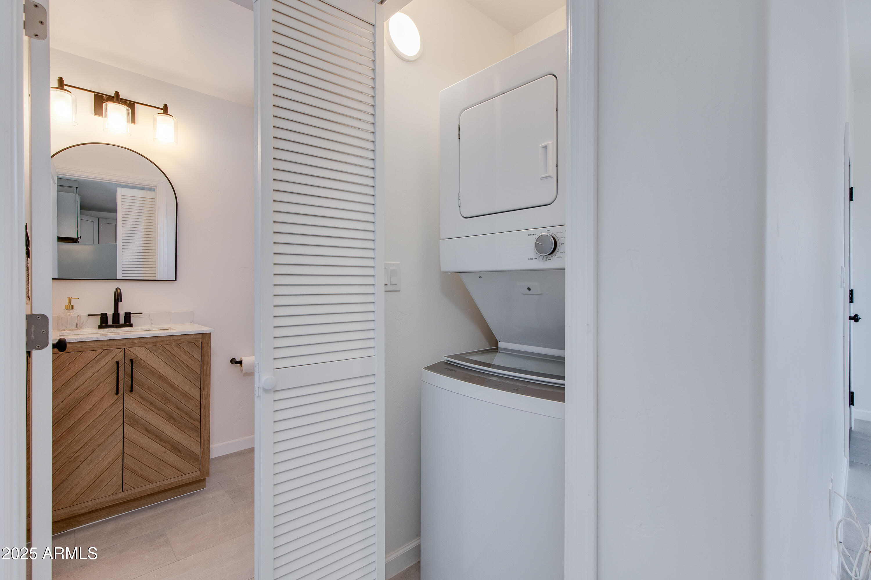 731 E SUNNYSLOPE Lane