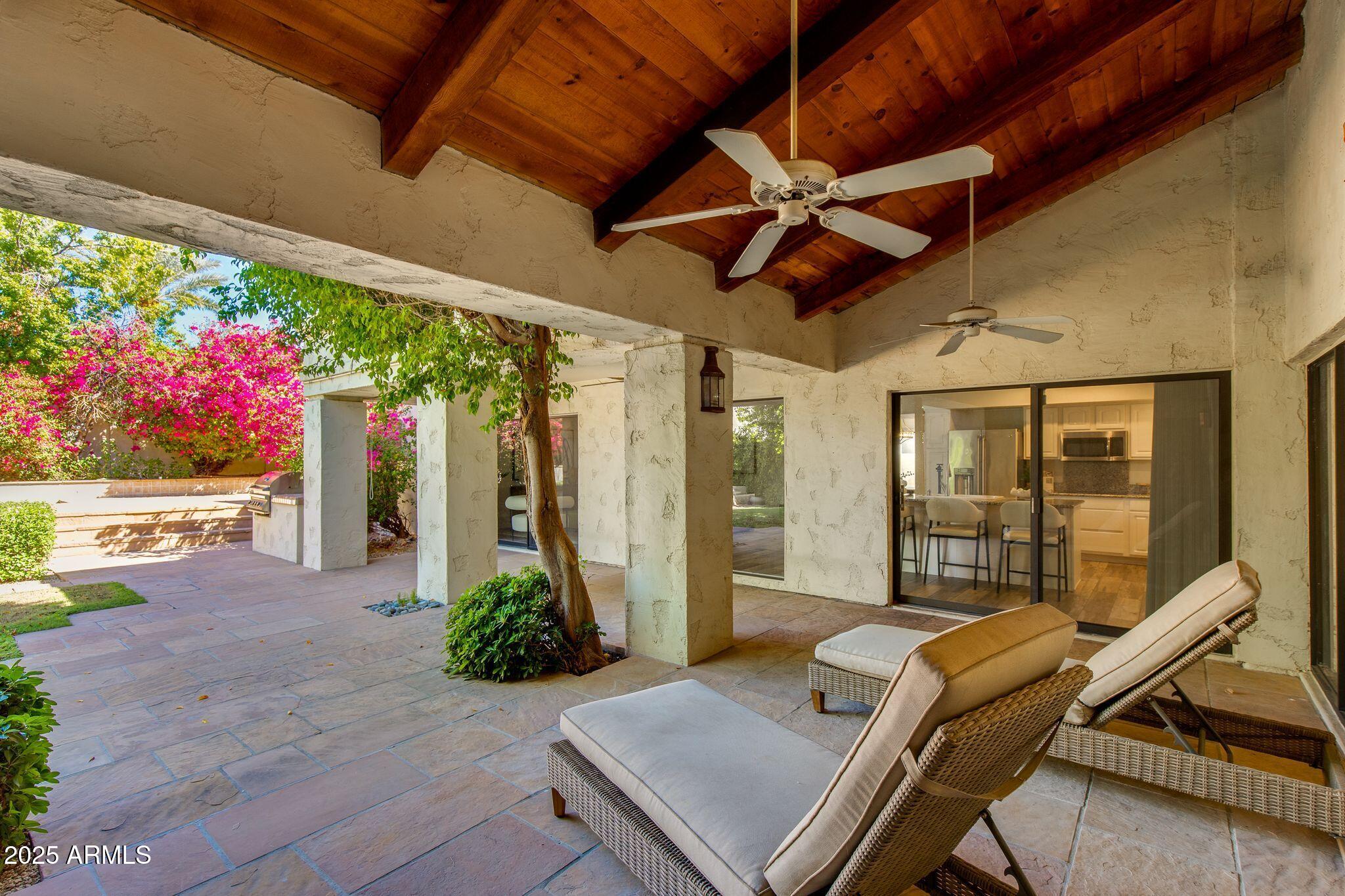 3122 E ROSE Lane