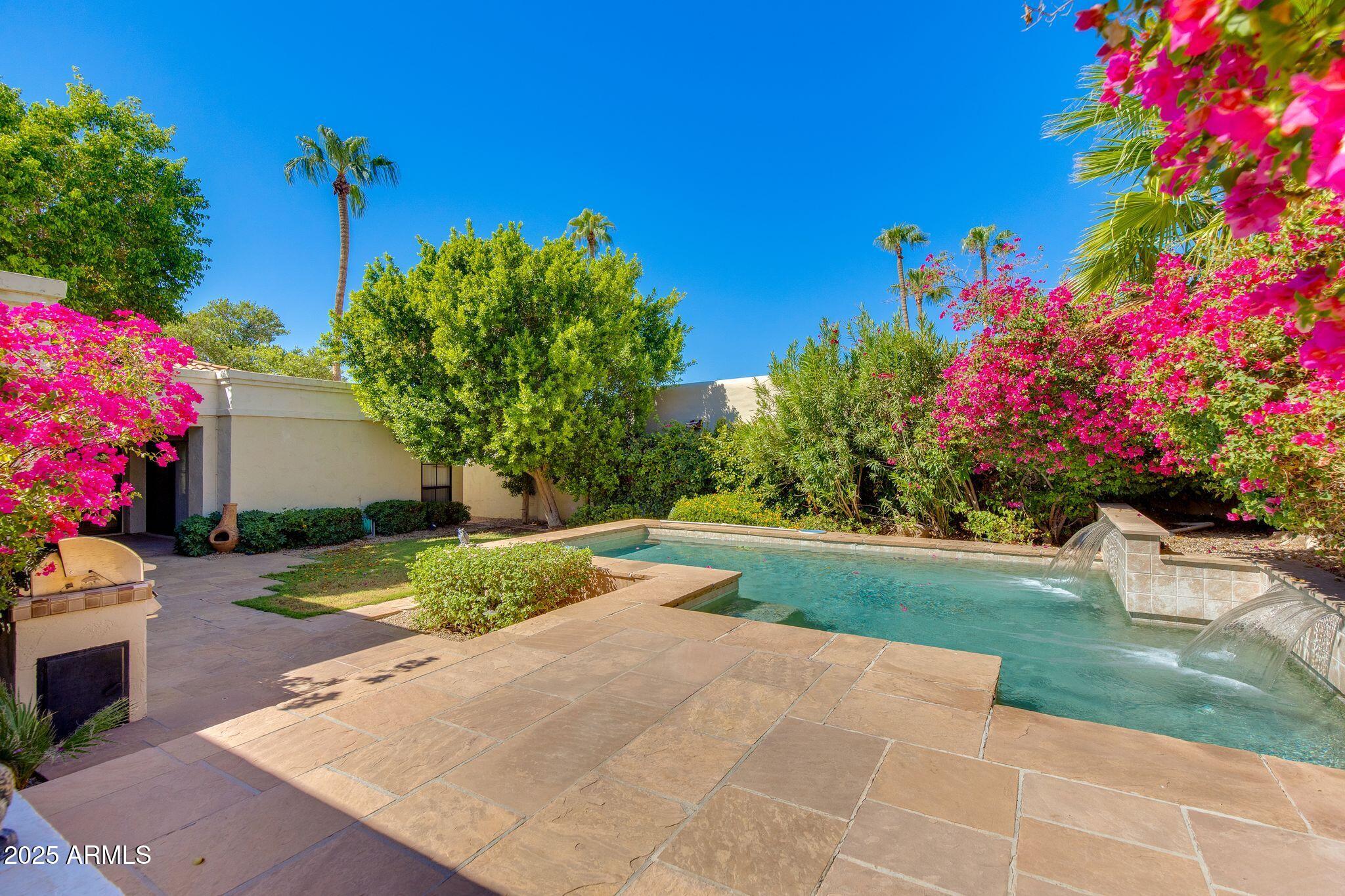 3122 E ROSE Lane