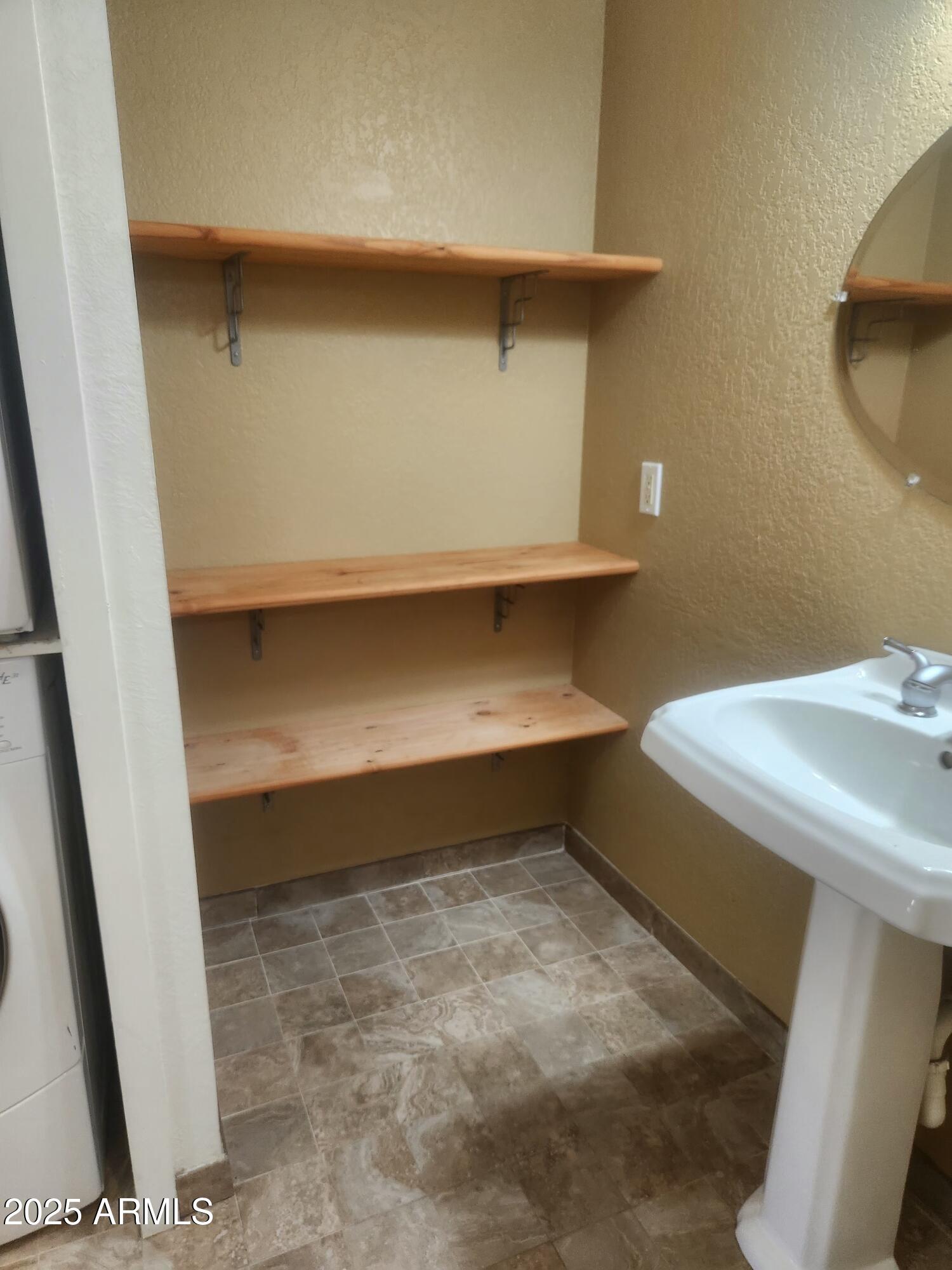 1820 E MORTEN Avenue, 207