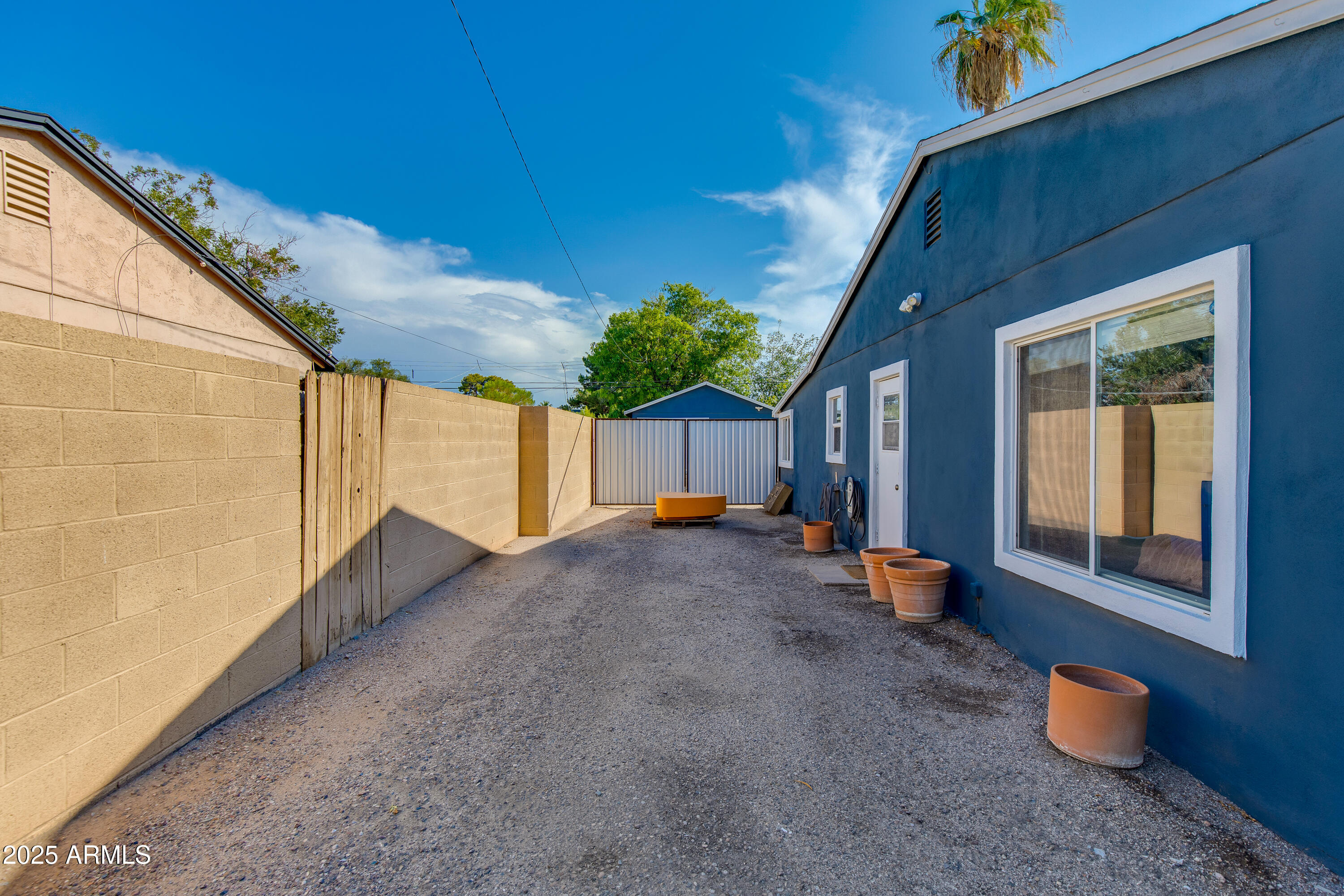 1221 E OREGON Avenue