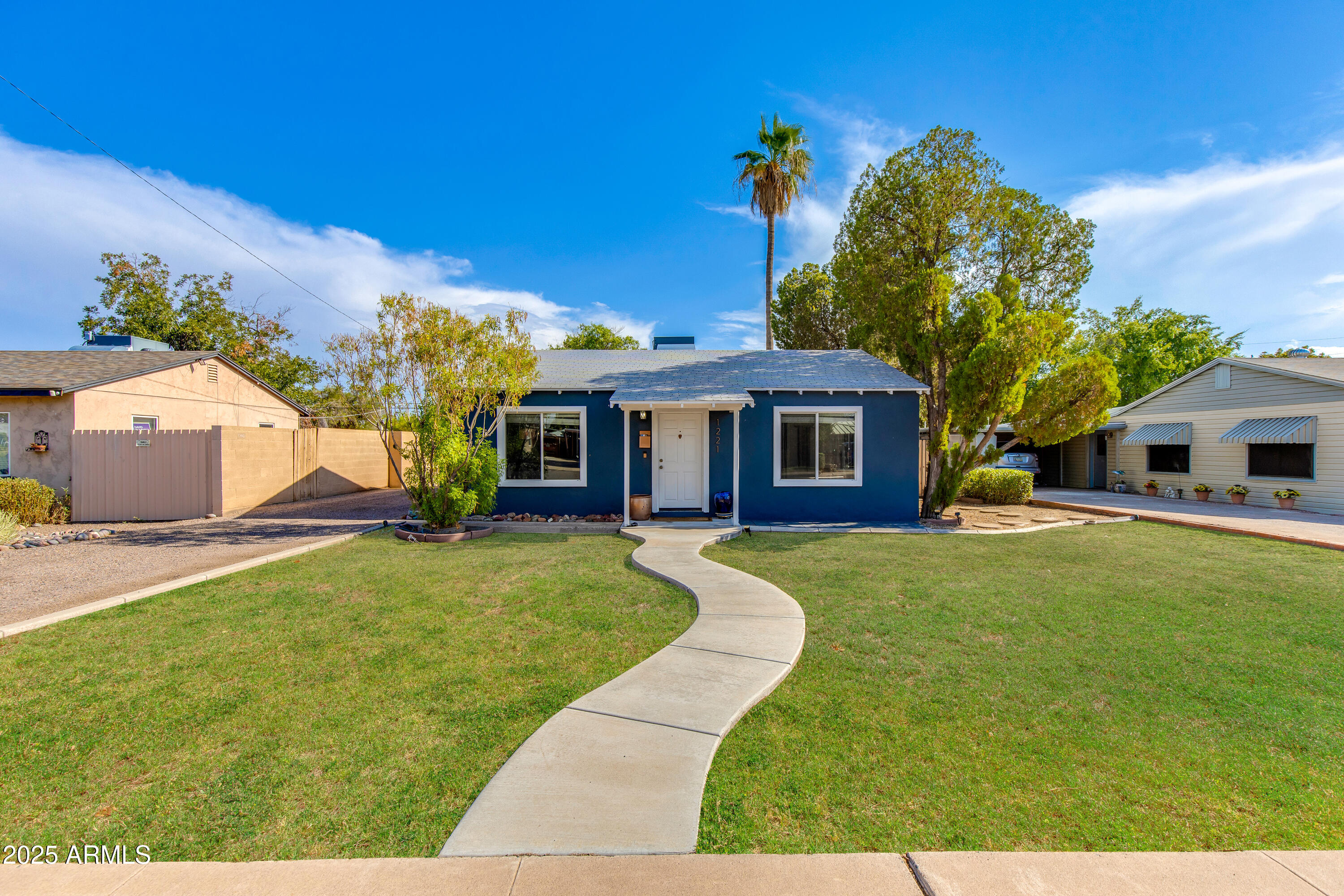 1221 E OREGON Avenue