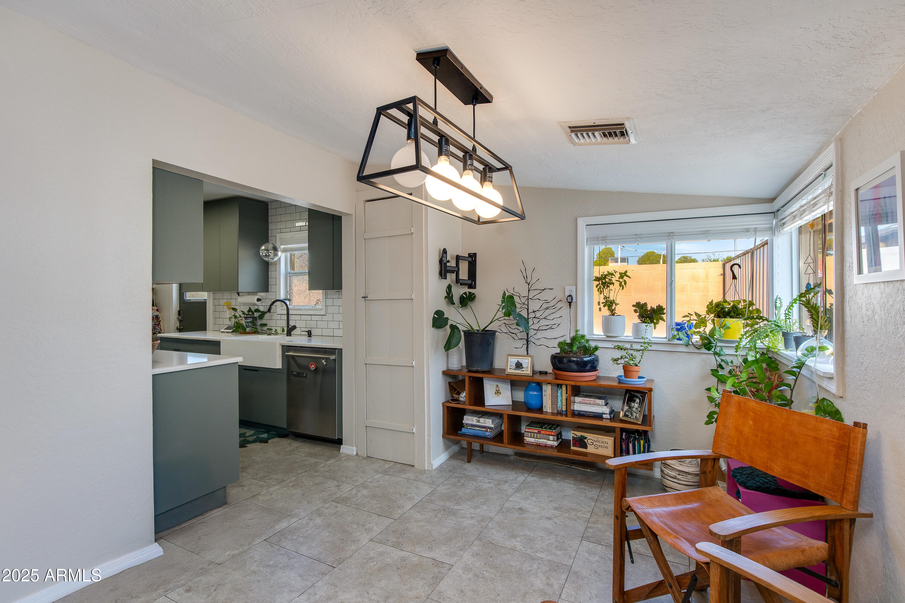 1221 E OREGON Avenue