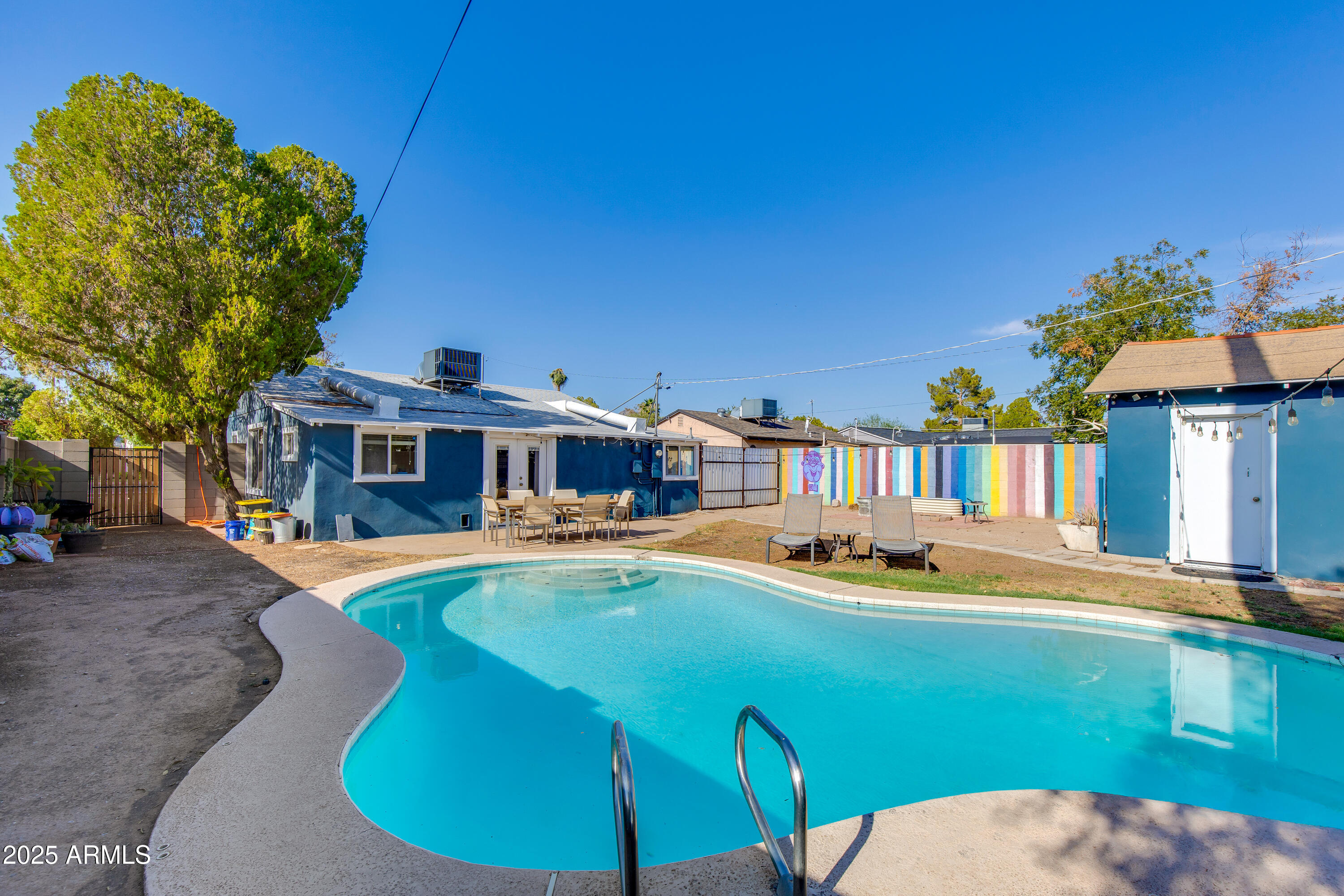 1221 E OREGON Avenue