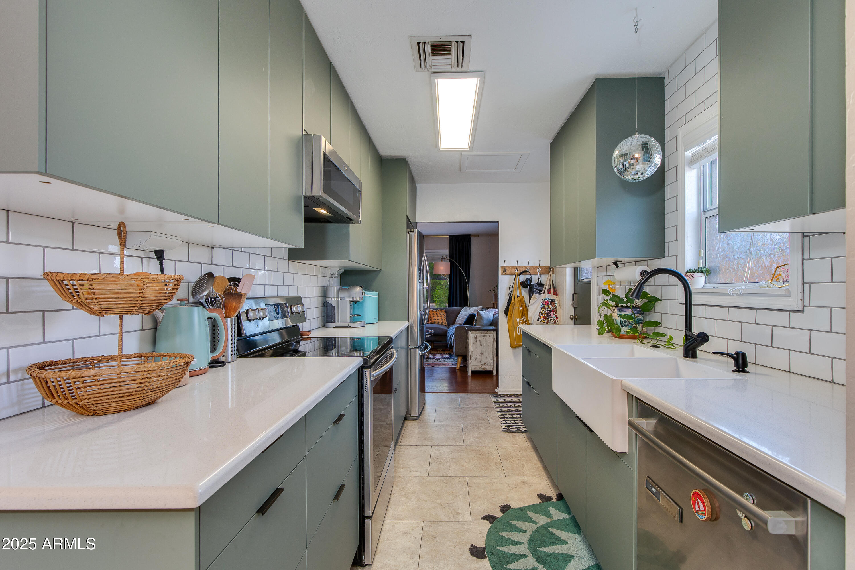 1221 E OREGON Avenue