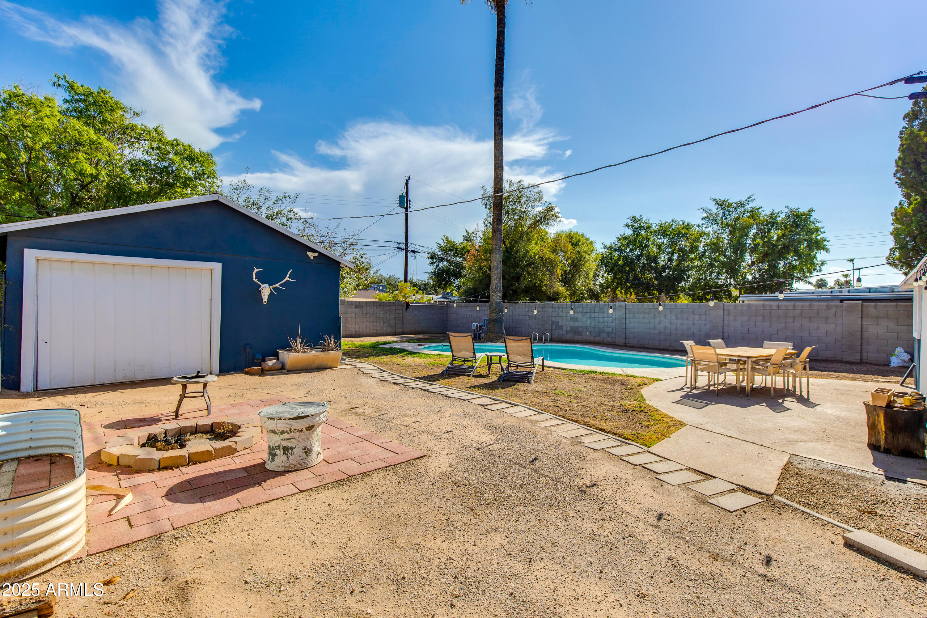 1221 E OREGON Avenue