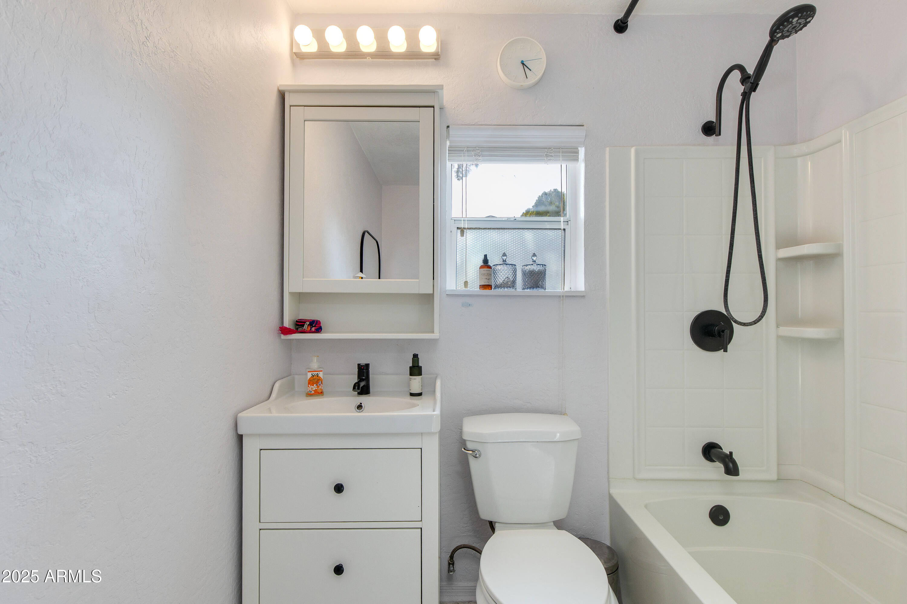 1221 E OREGON Avenue