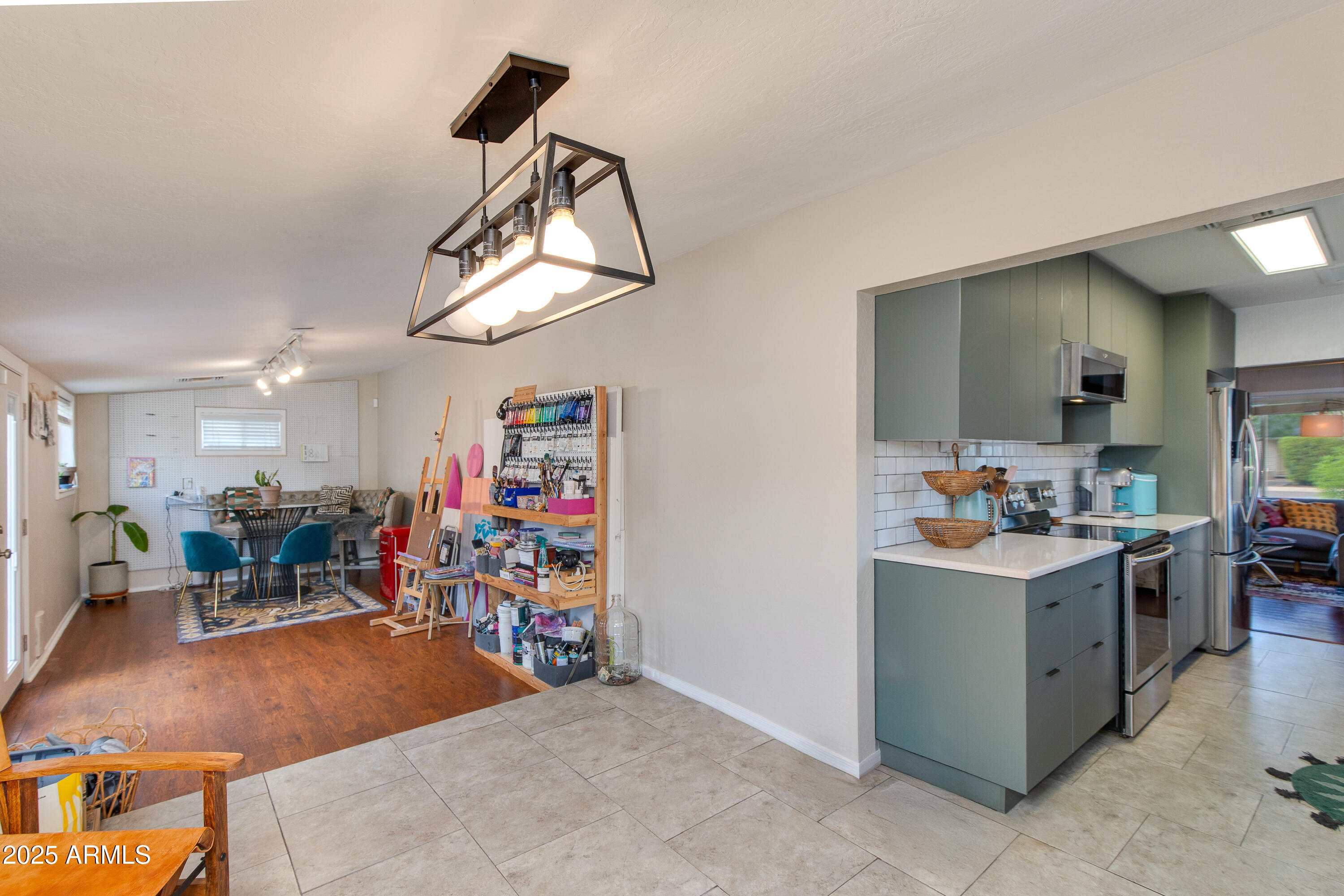 1221 E OREGON Avenue