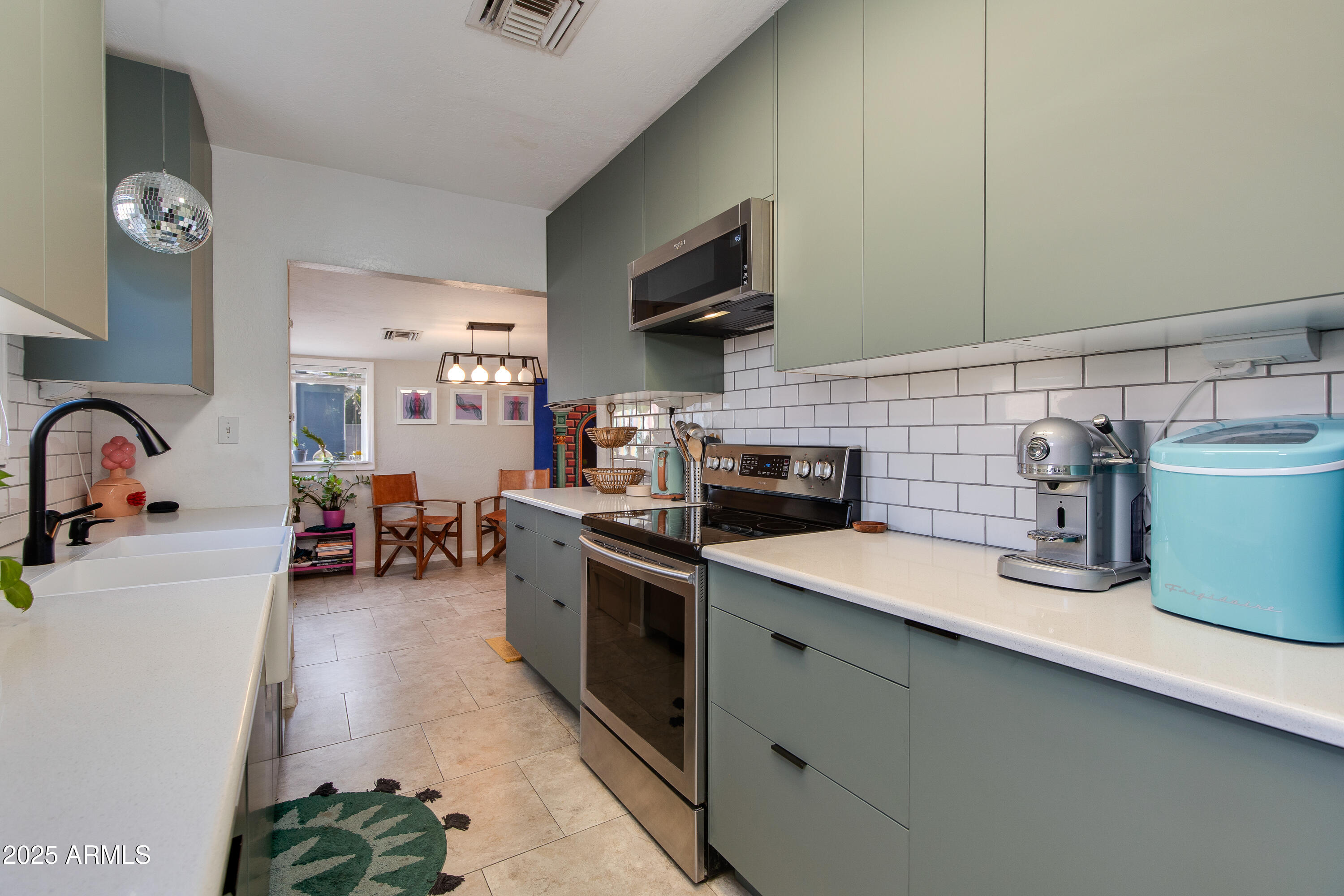 1221 E OREGON Avenue