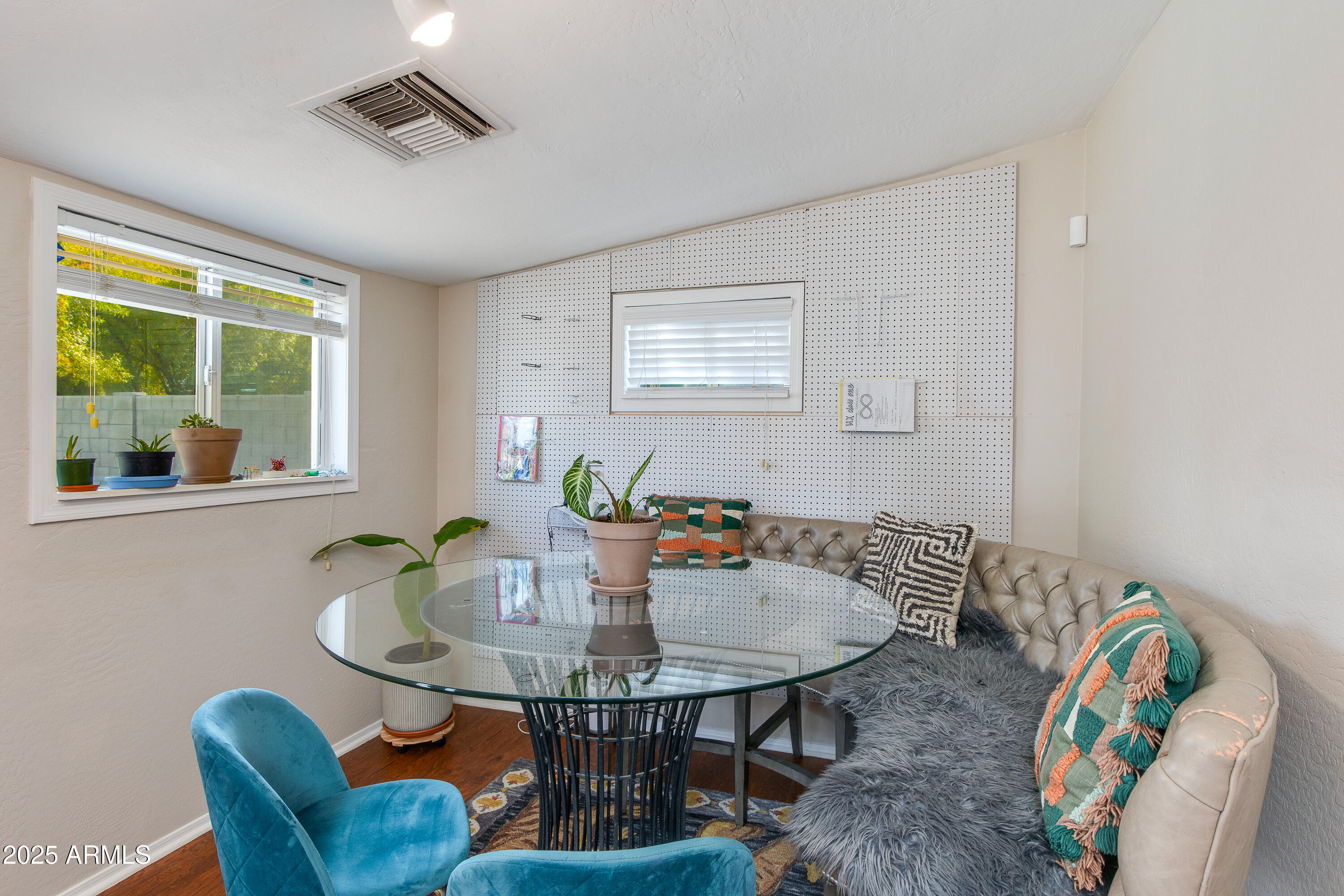 1221 E OREGON Avenue