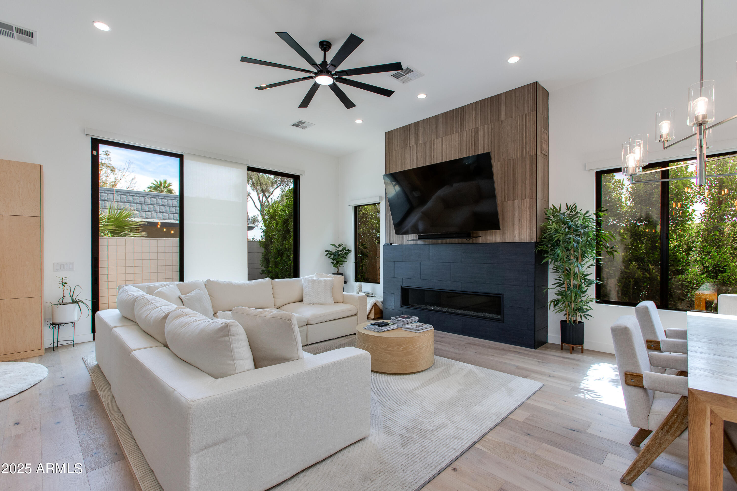 100 W NORTHERN Avenue, 1