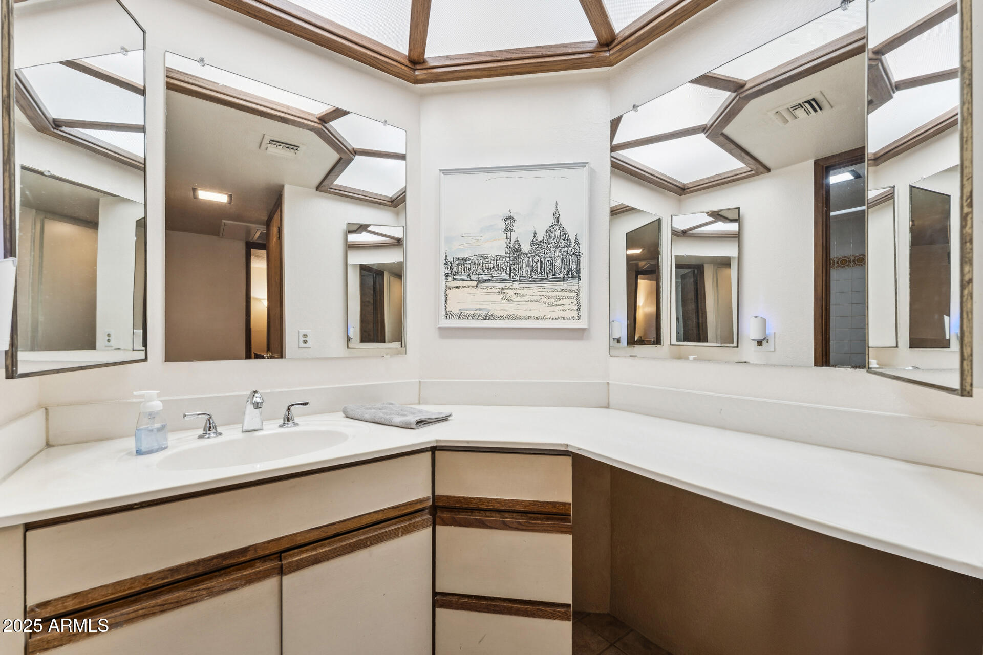 7557 N DREAMY DRAW Drive, 250