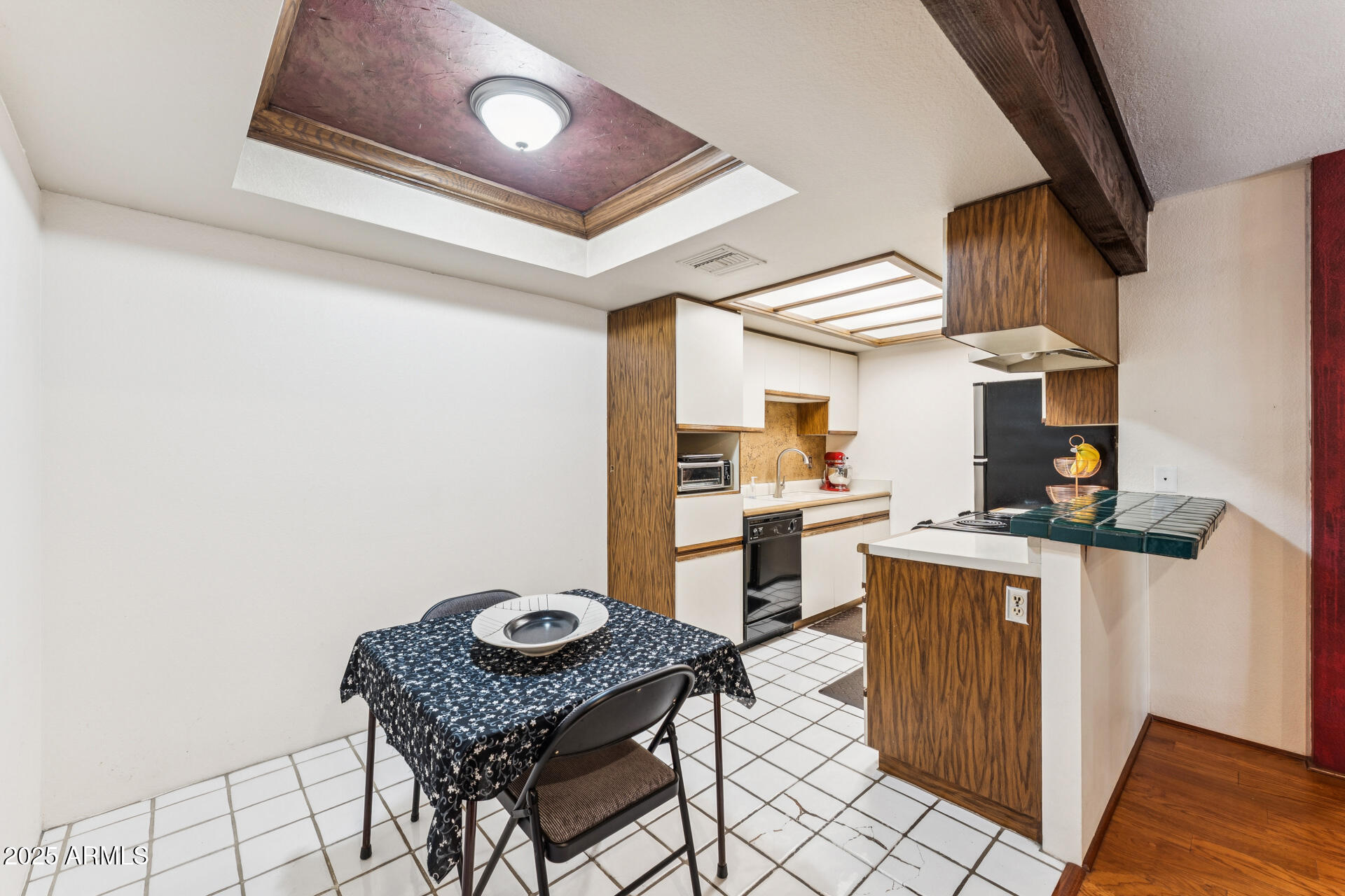 7557 N DREAMY DRAW Drive, 250