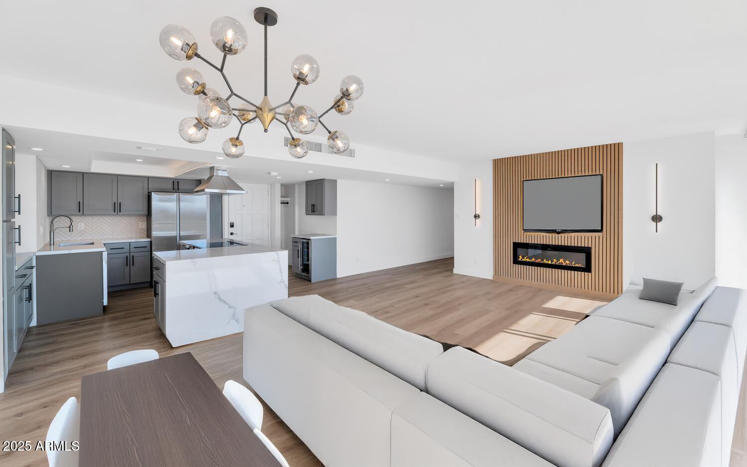 2323 N CENTRAL Avenue, 502