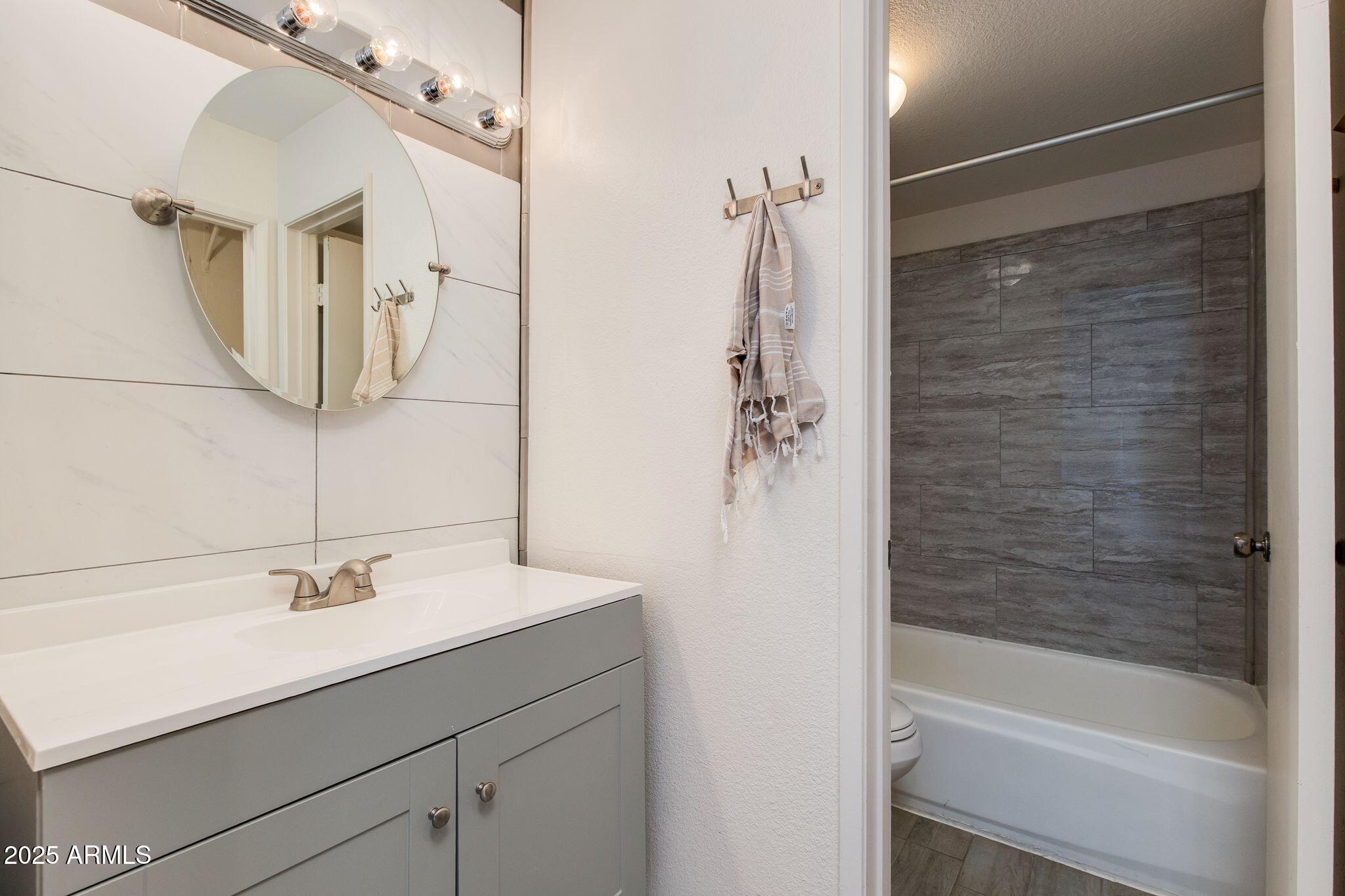 5219 N 24TH Street, 204