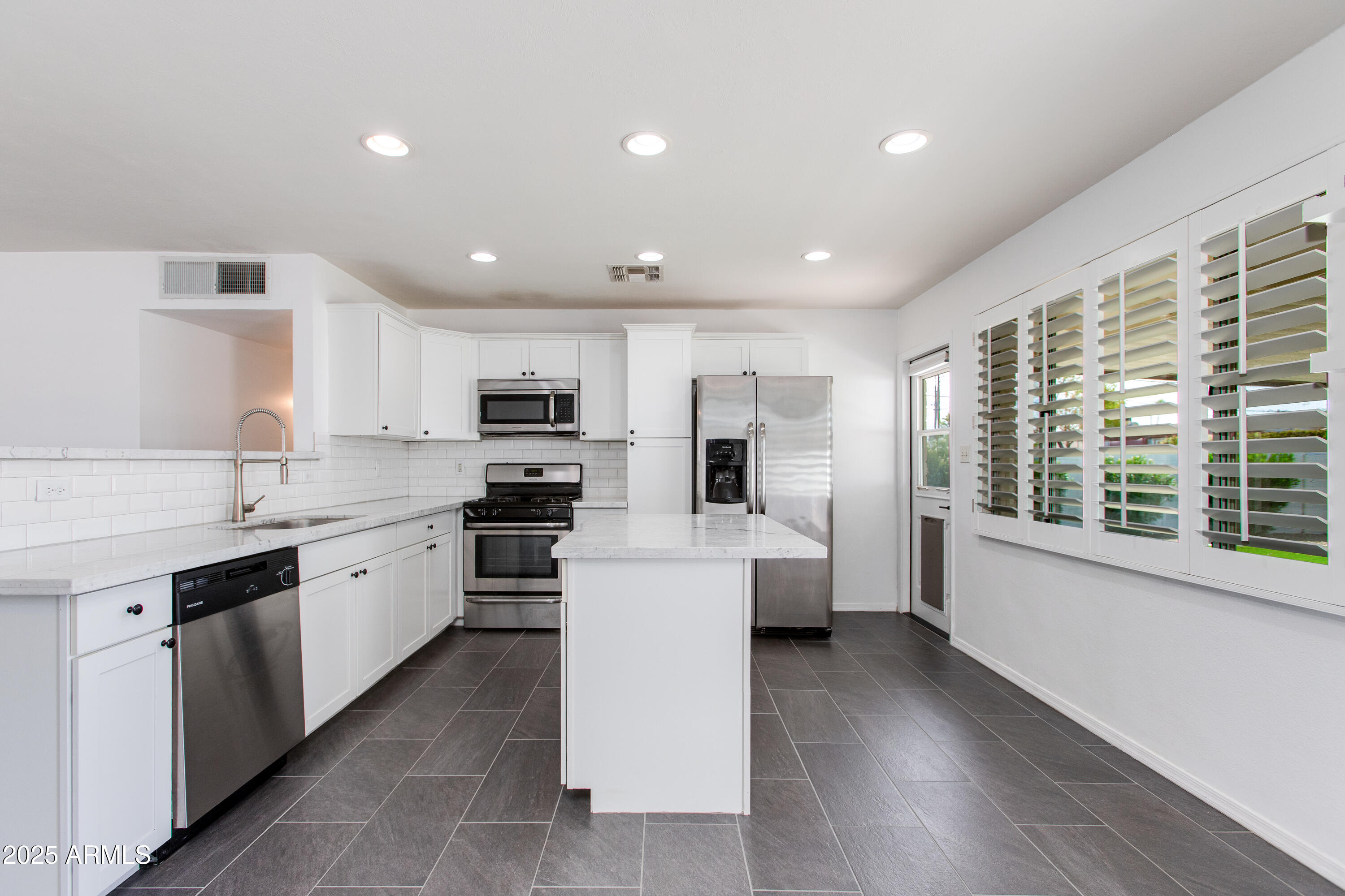 8143 E COLUMBUS Avenue