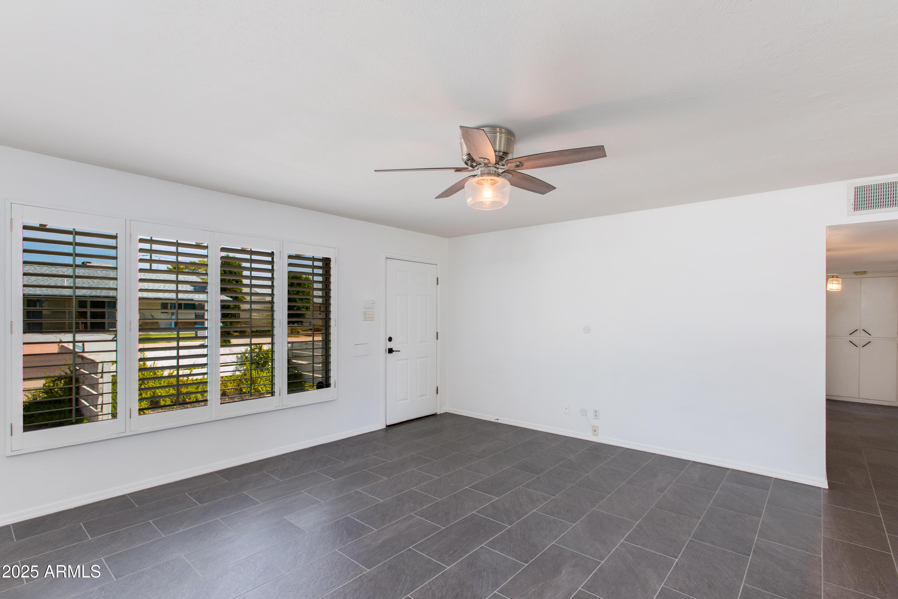 8143 E COLUMBUS Avenue